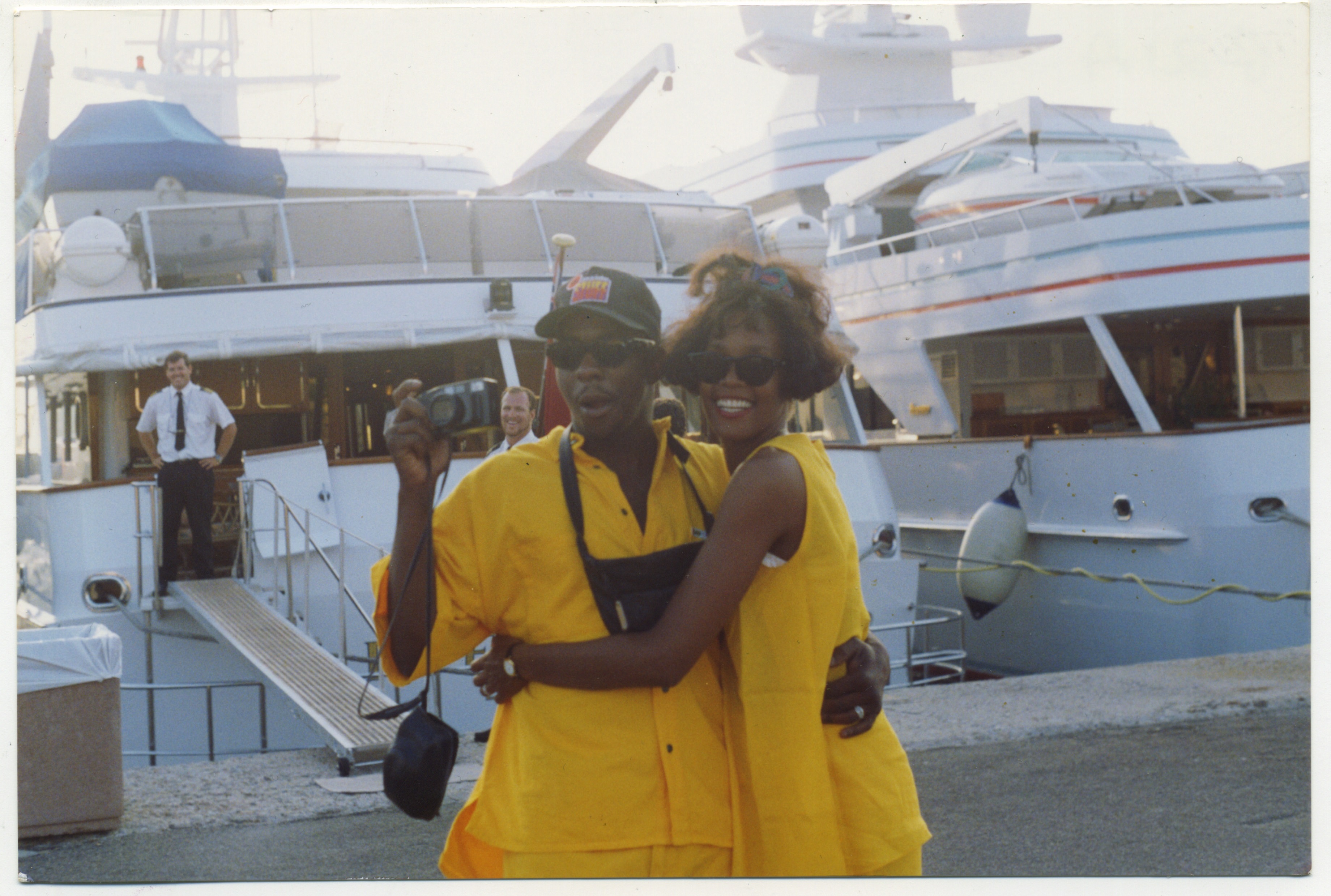 1992年的惠妮休斯頓正值演藝事業巔峰，卻毅然決然嫁給「壞小子」巴比布朗，卻受他影響，繼而染上毒癮。（威視提供）