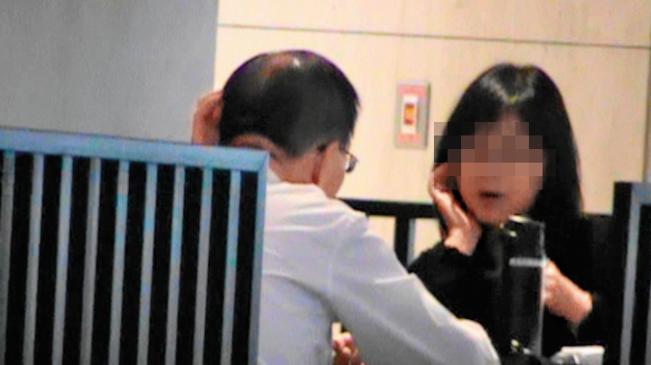 羅順定（左）接到小三（右）後直奔大直美麗華，與小三親密用餐。（讀者提供）