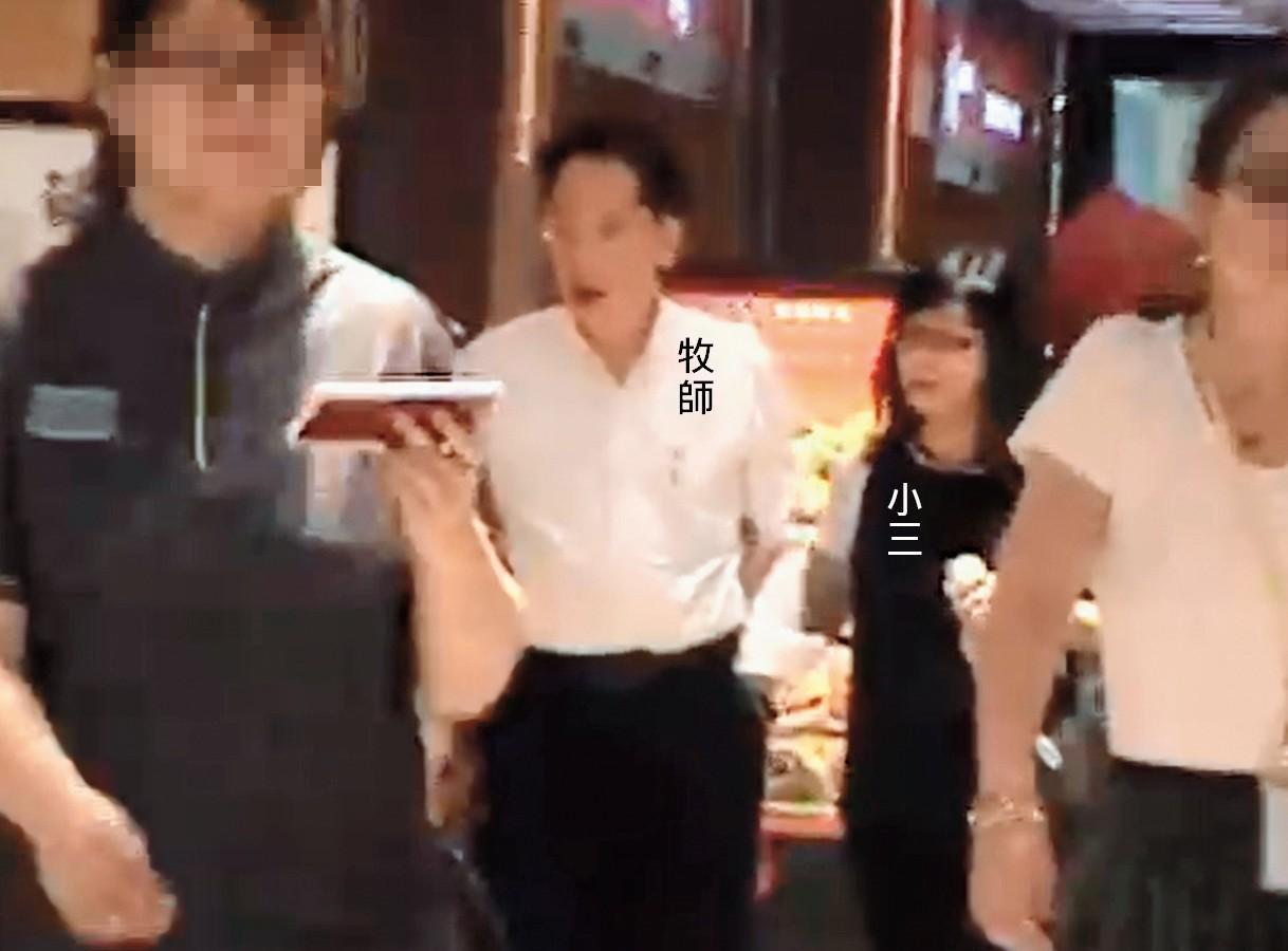 羅順定(左)自稱因罹癌經常住院,但7月24日卻與小三(右)手挽著手出現在松山車站美食街。(讀者提供)