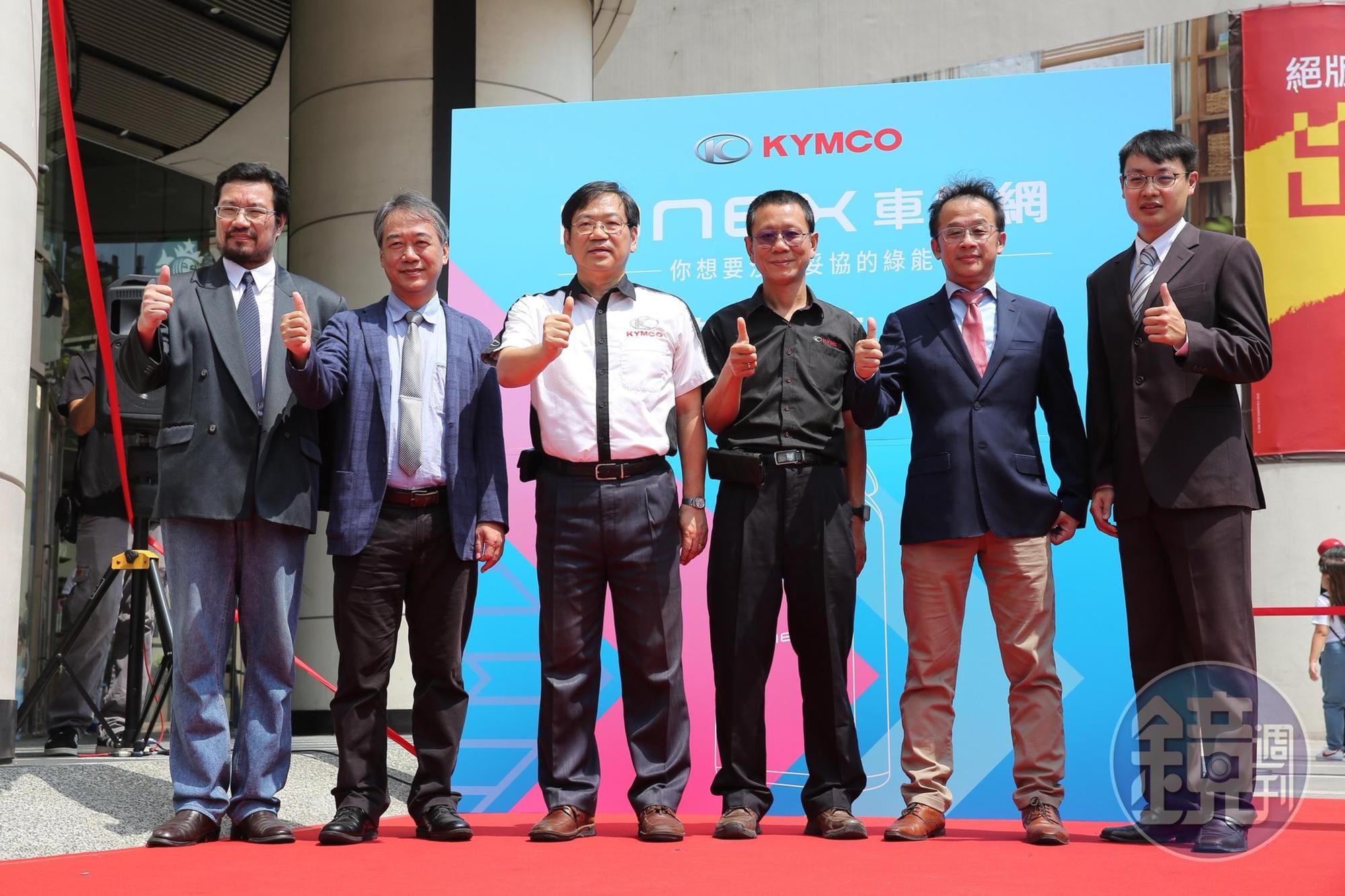 光陽特別選在台北微風南京店設立大型戶外廣告,由執行長柯俊斌(左三)親自揭幕。
