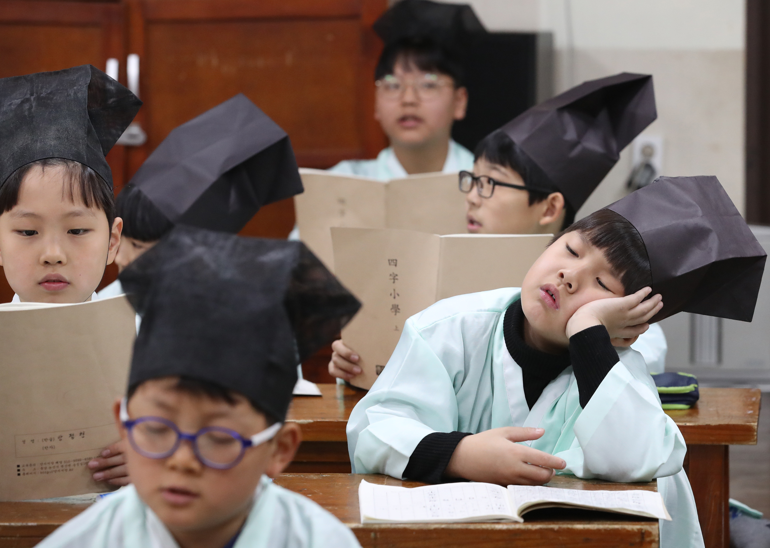 韓國兒童身穿儒服參加假期的禮節體驗版。有專家認為「無聊的」假期反有助兒童想像力的發展。(東方IC)