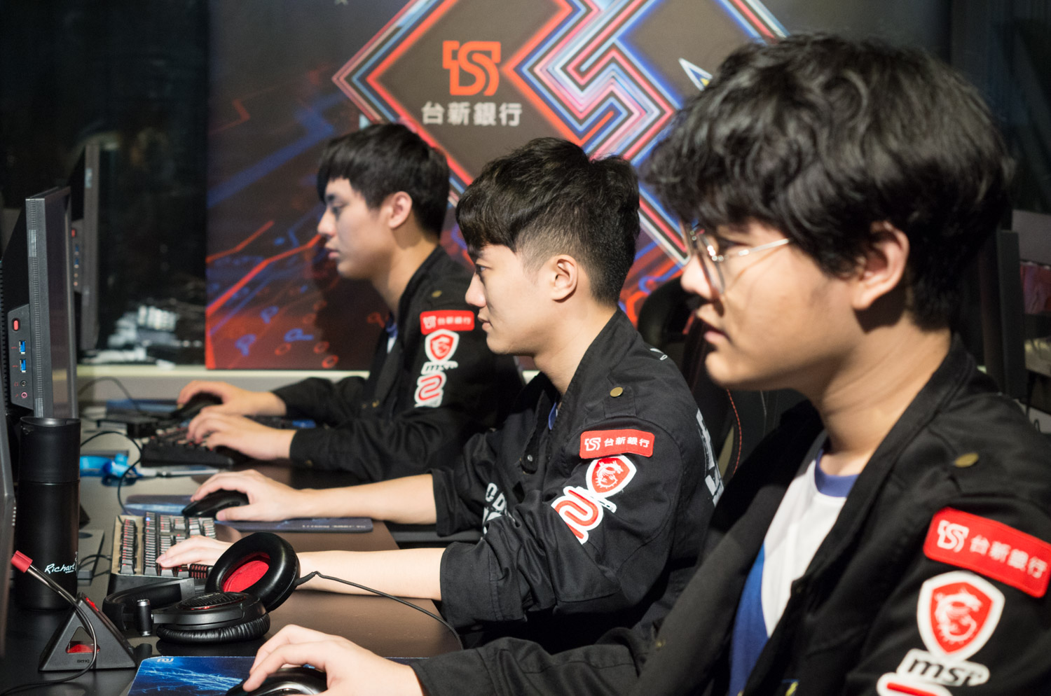 閃電狼宣布與台新銀行結盟。記者會現場，閃電狼《英雄聯盟》選手們特別下場示範遊戲操作，新制服上已經加上台新紅色的Logo。