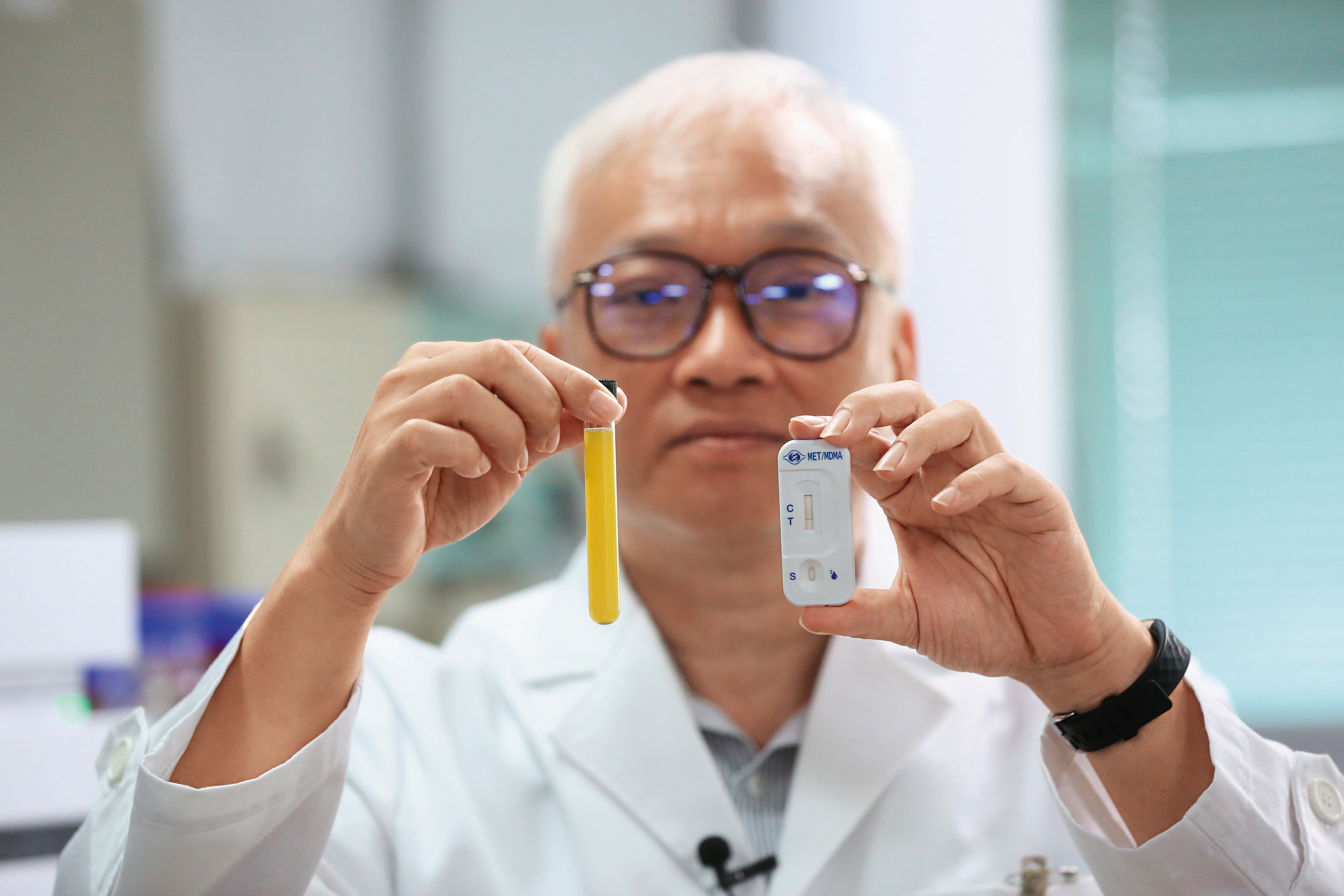 鑑識人員將解毒劑混入毒尿再滴入試劑，試劑未出現2條紅線，呈現無毒反應，證明解毒劑能干擾毒品檢驗。