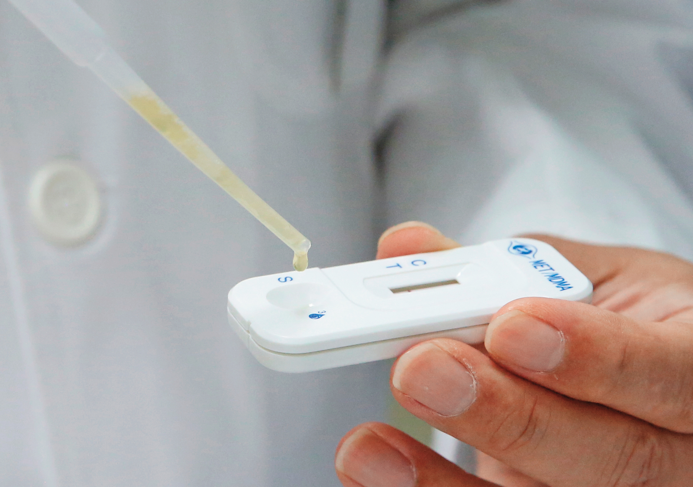 鑑識人員將解毒劑混入毒尿再滴入試劑，試劑未出現2條紅線，呈現無毒反應，證明解毒劑能干擾毒品檢驗。