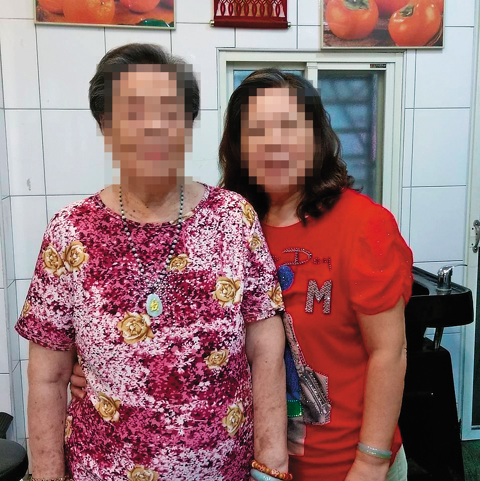李姓老婦（左）年事已高，但平常仍能能獨自買菜逛街，最終竟因孫子而死。（翻攝畫面）
