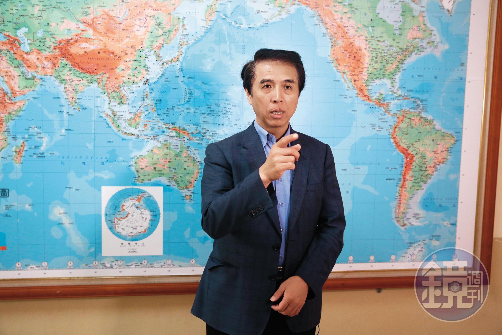 國民黨桃園市長參選人陳學聖選情不被看好,連網路文宣都自嘲「沒存在感」。