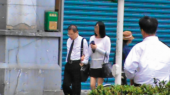 5月15日 12:59，長老教會牧師羅順定（左1）與小四（左2）挽著手在街上散步，宛如夫妻一般。（讀者提供）