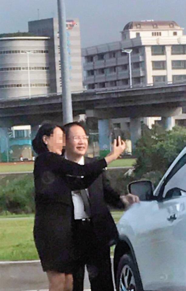 羅順定(右)與小四(左)曾被直擊,在台北市大直河濱公園親密自拍。(讀者提供)