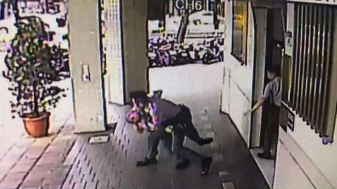 酒醉亂踹派出所的張姓阿伯遭警方飛撲壓制。（警方提供）