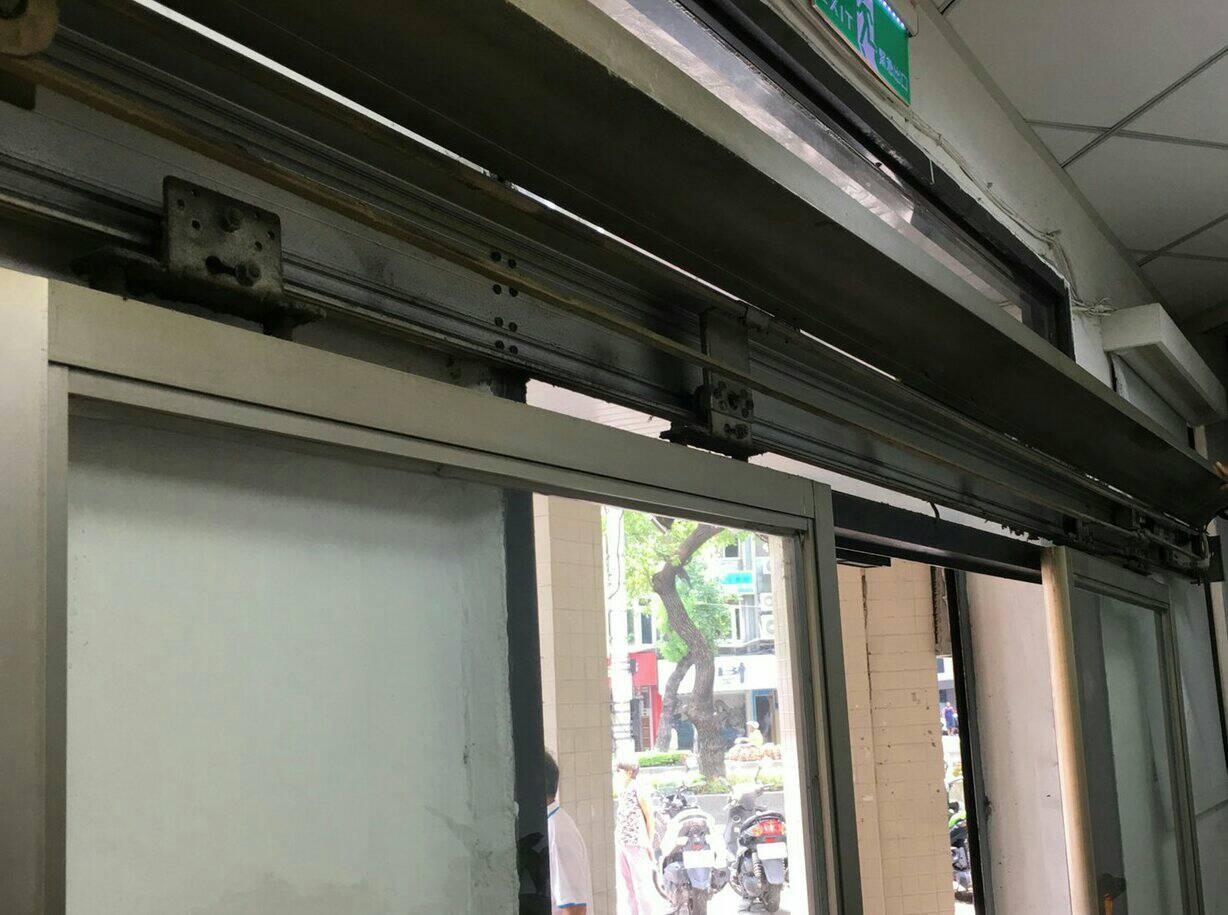 被踹到變形的派出所大門。(警方提供)