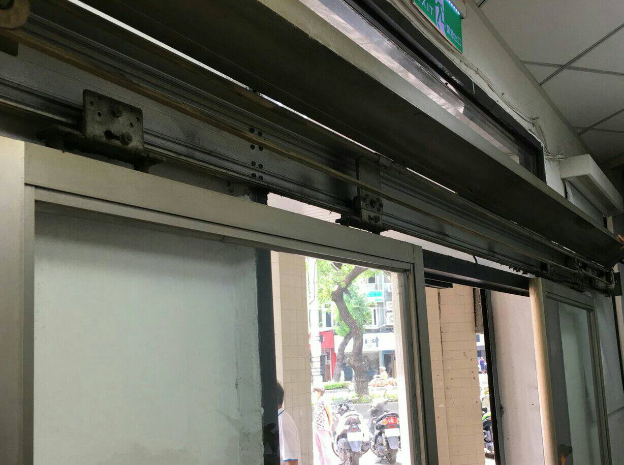 被踹到變形的派出所大門。(警方提供)