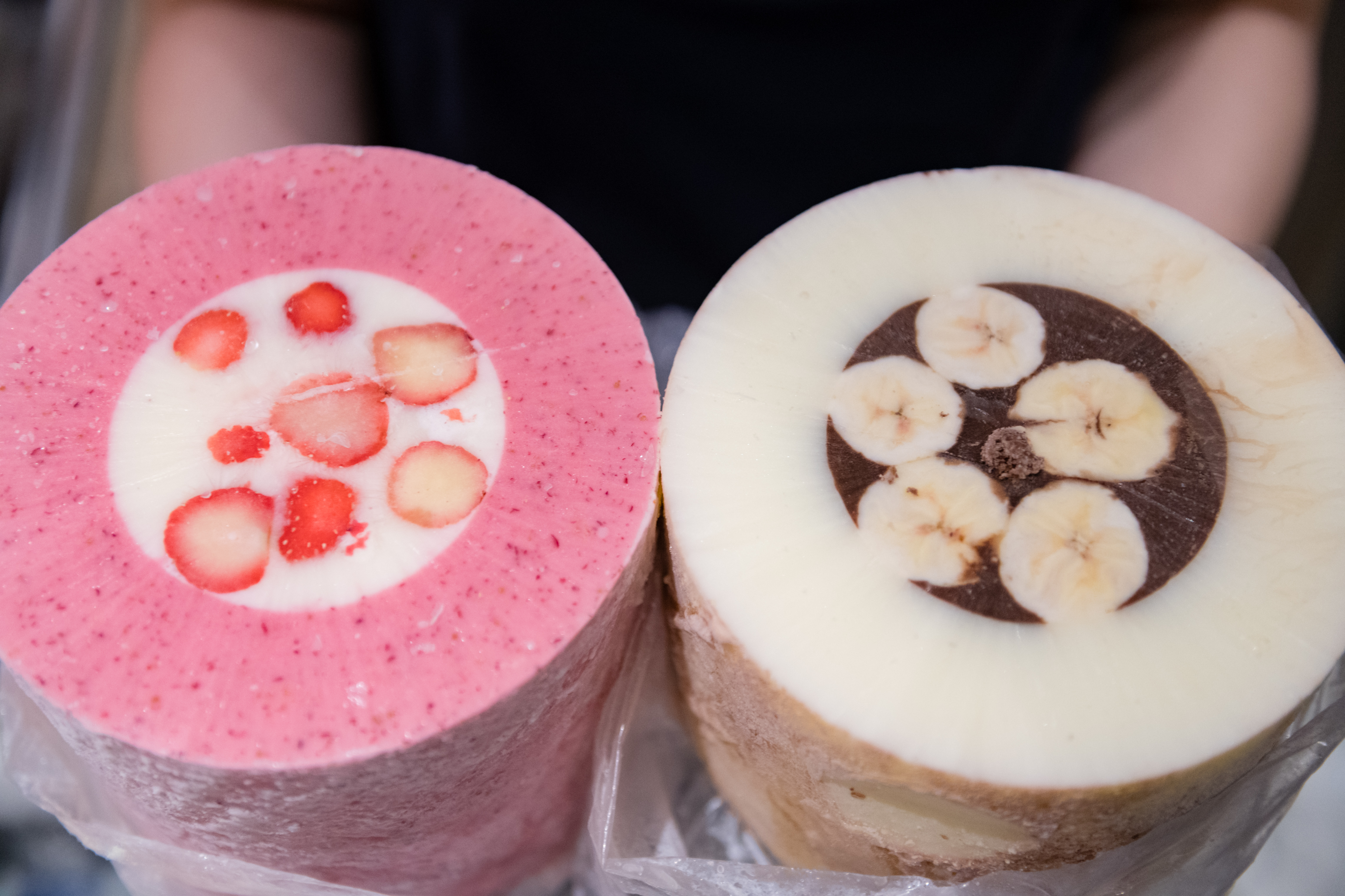 店家藉由模具、控制灌入原料的先後順序，做出雙色、甚至多色冰磚。