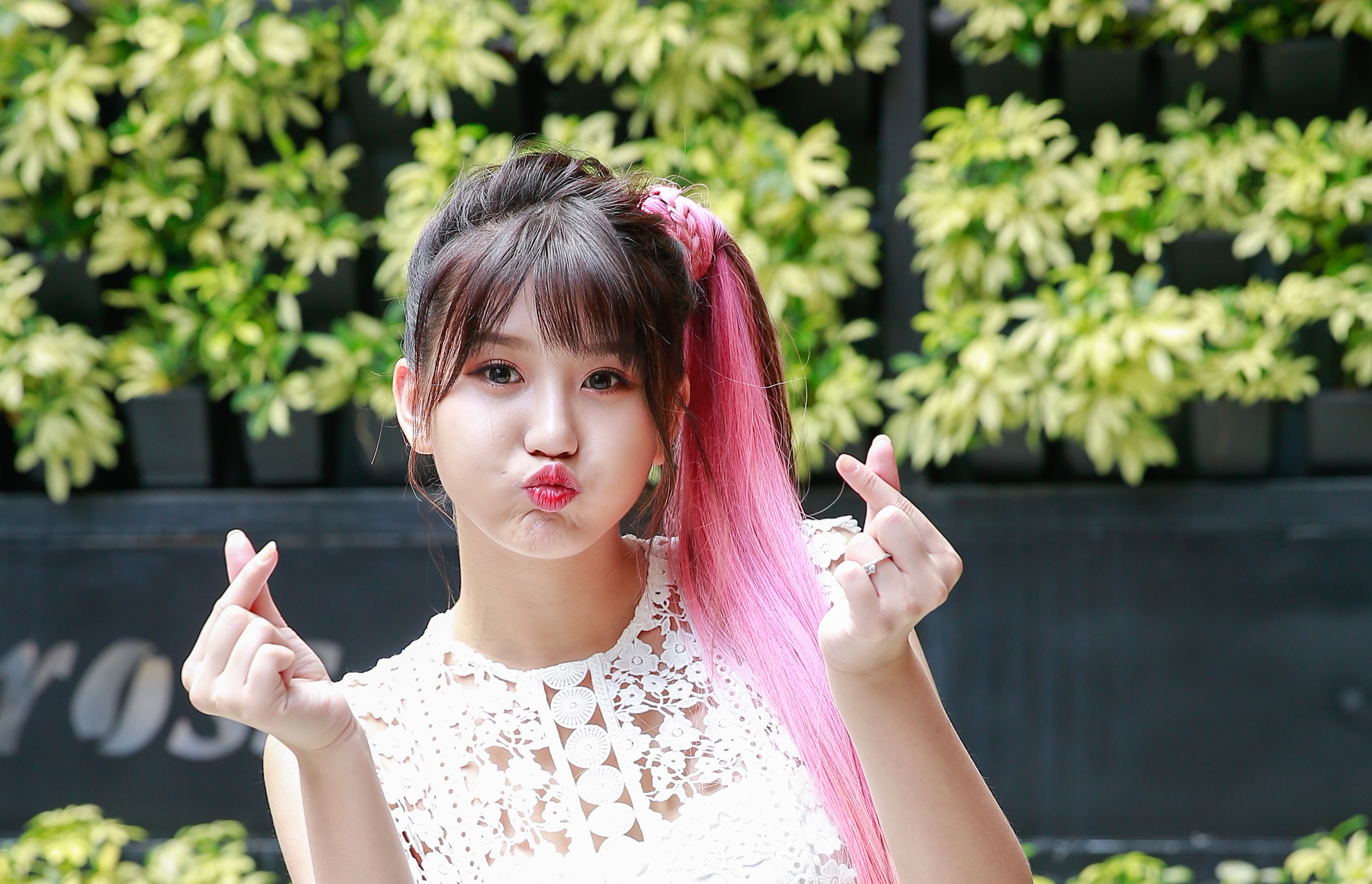 四葉草遭直擊哈菸、大爆粗口，女神甜美形象瞬間崩壞。