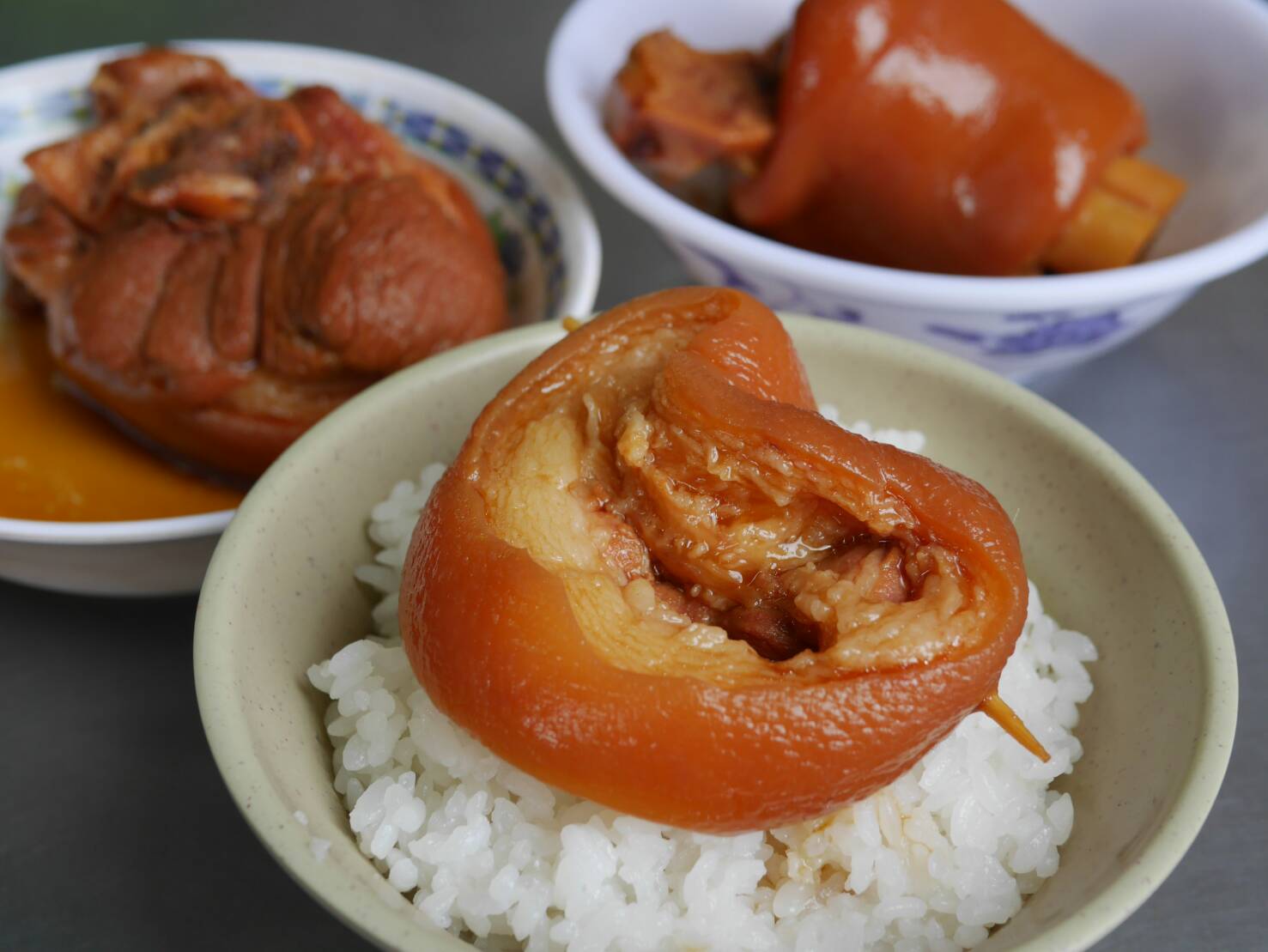 單份45元的阿和爌肉飯，是吳景亮回台必吃的美食。（阿和爌肉飯提供）