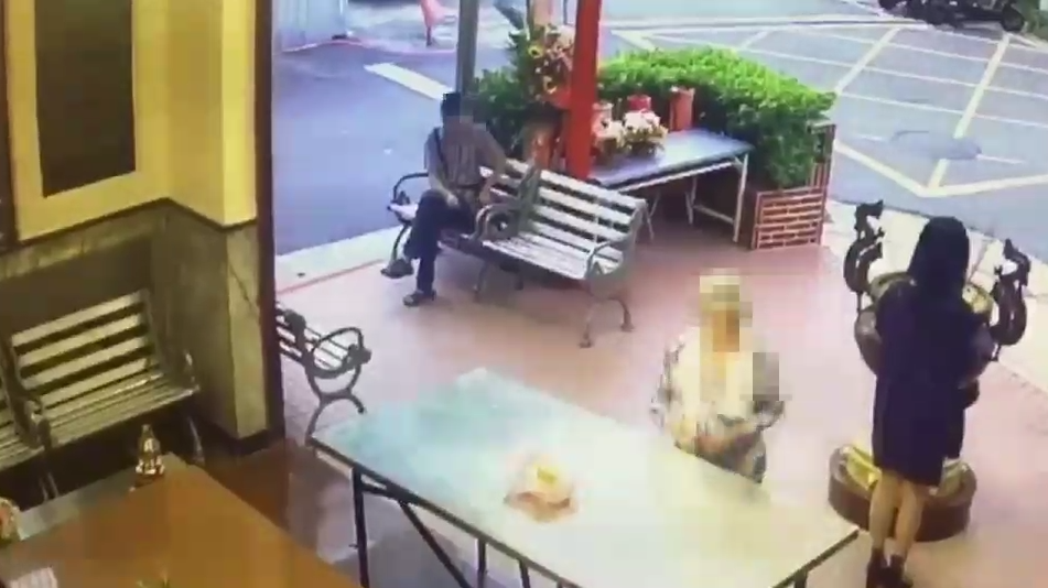 無視福佑宮內膜拜人群，胡嫌直接在廟旁竊取女子財物。（警方提供）