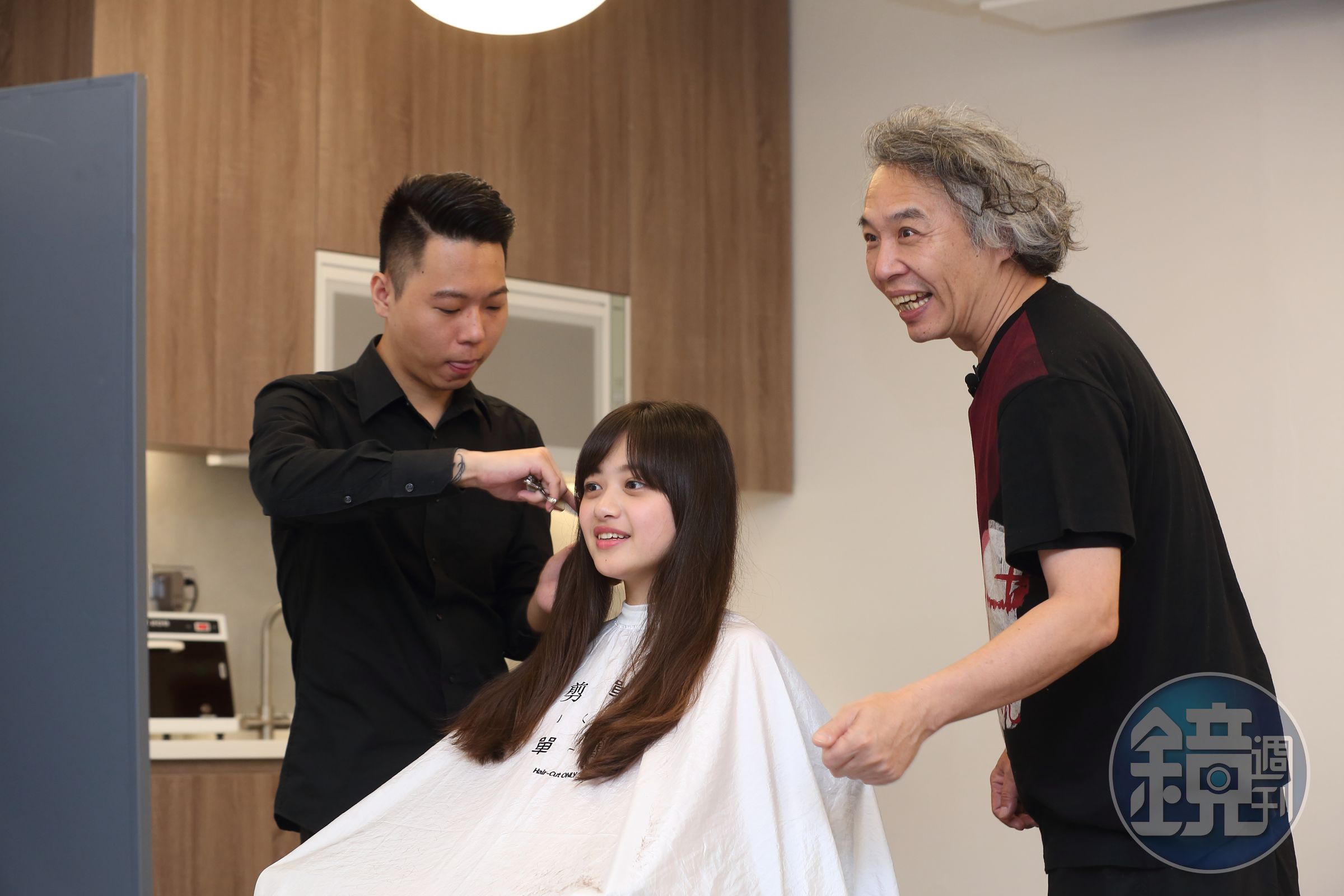 去年底鄧泰華（右）推出300元快剪店「剪單」，直攻平價族群，設計師皆經過他親自訓練。
