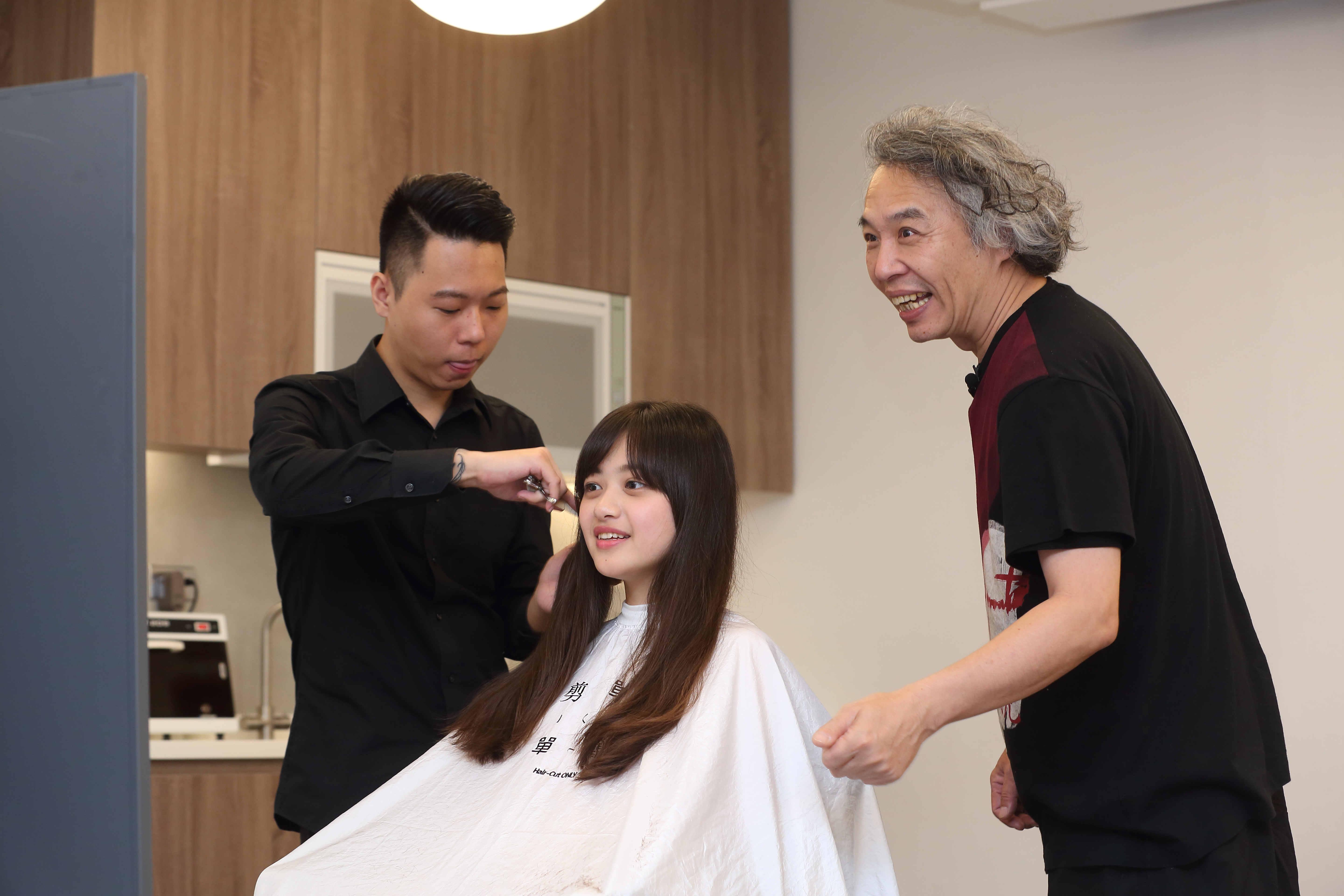 去年底鄧泰華（右）推出300元快剪店「剪單」，直攻平價族群，設計師皆經過他親自訓練。