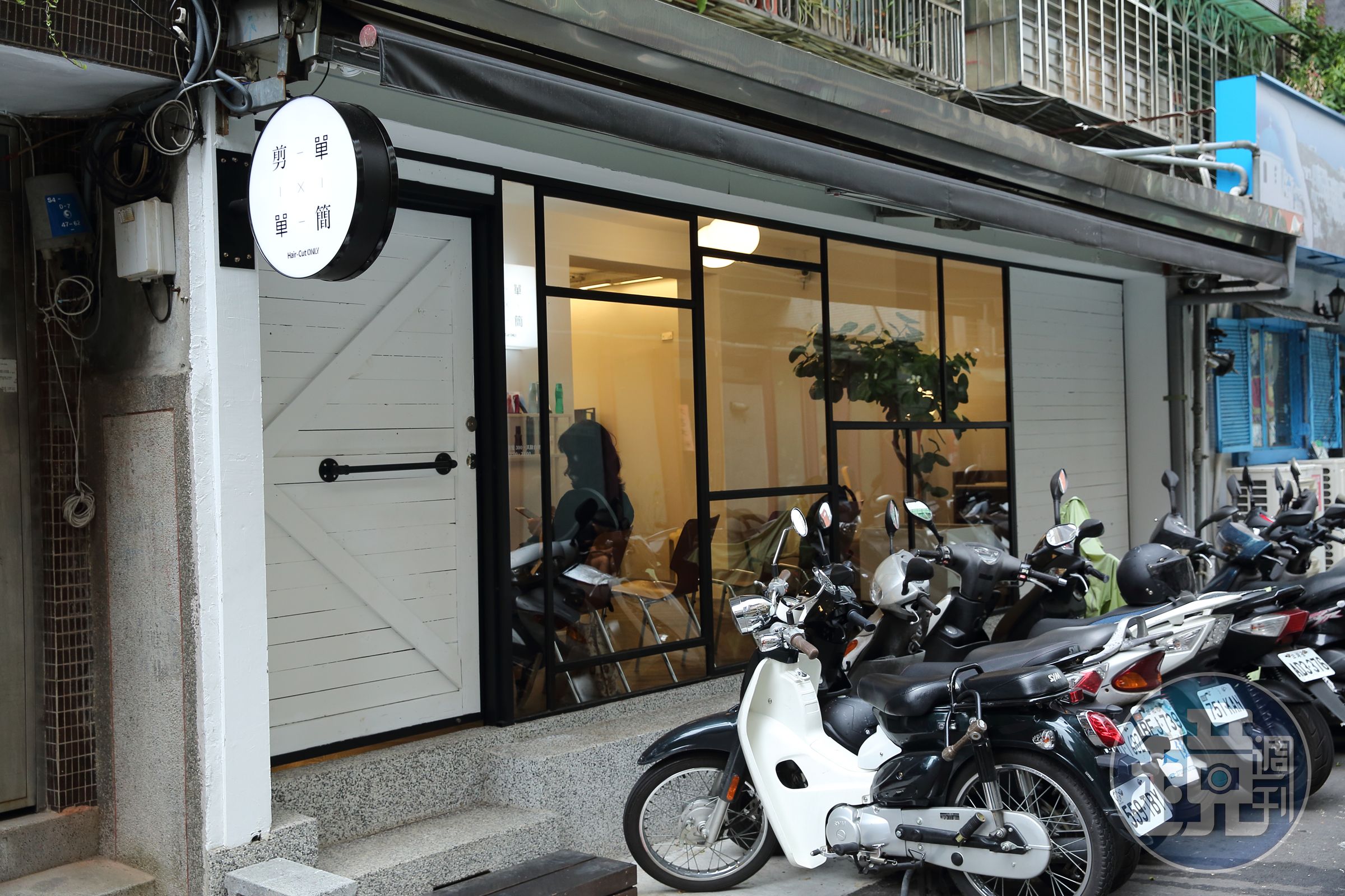 剪單的店面裝潢簡潔乾淨，沒有一般快剪店的簡陋感。