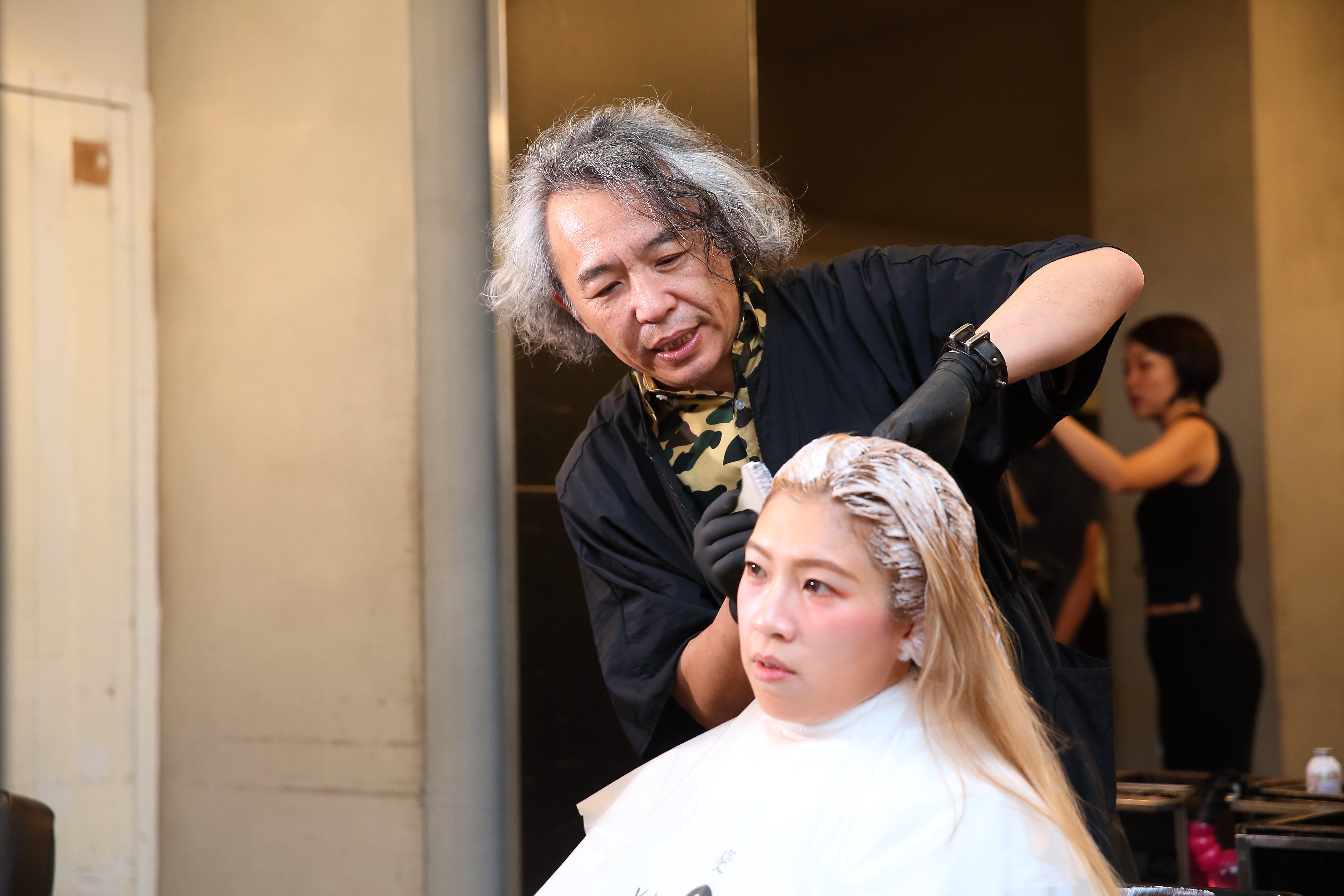 早期鄧泰華入髮廊學藝，不懂為何得當助理多年才能碰剪刀，於是買錄影帶自學。