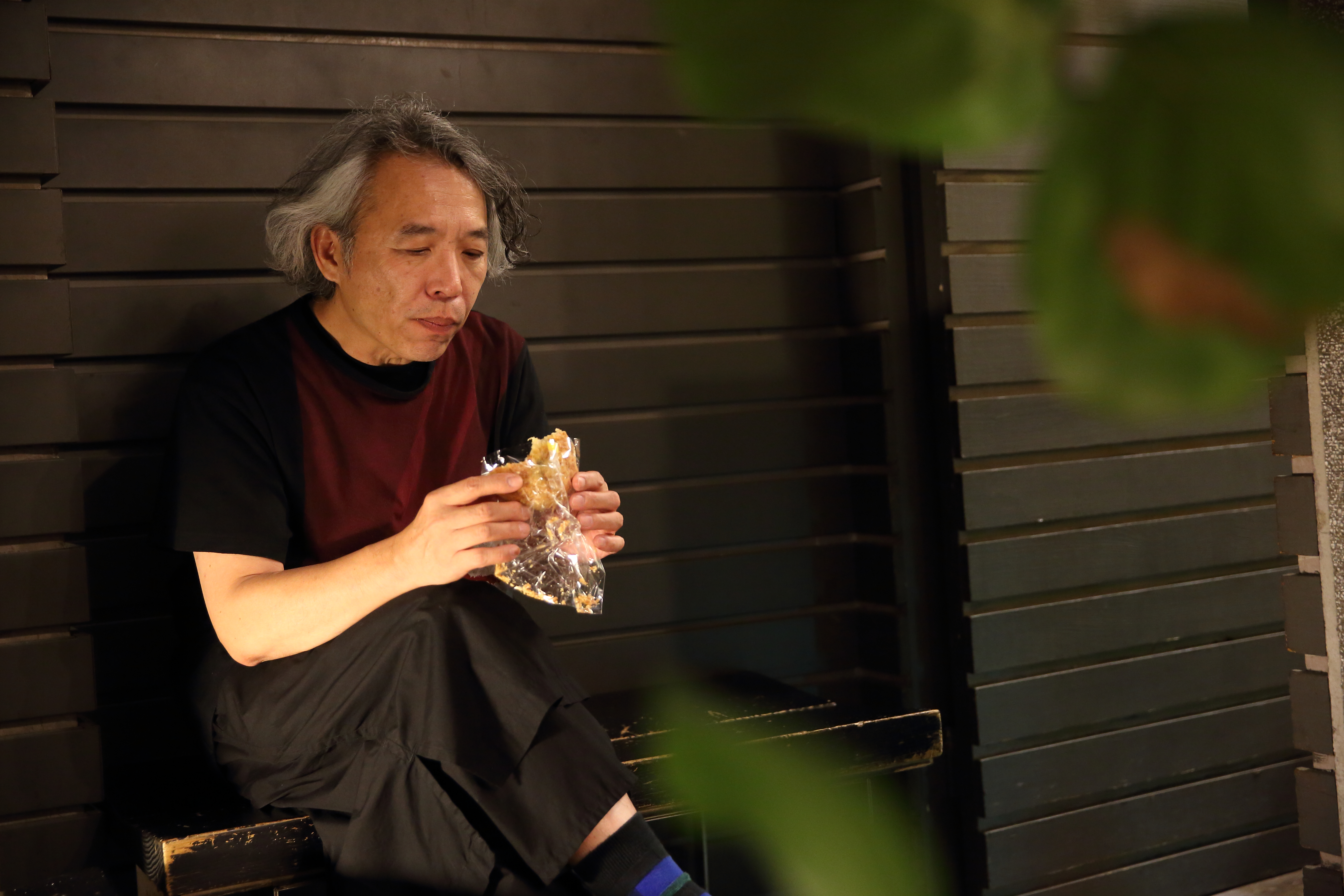鄧泰華為學手藝，將大部分薪水拿去買教學錄影帶，曾窮到只能以菠蘿麵包裹腹。