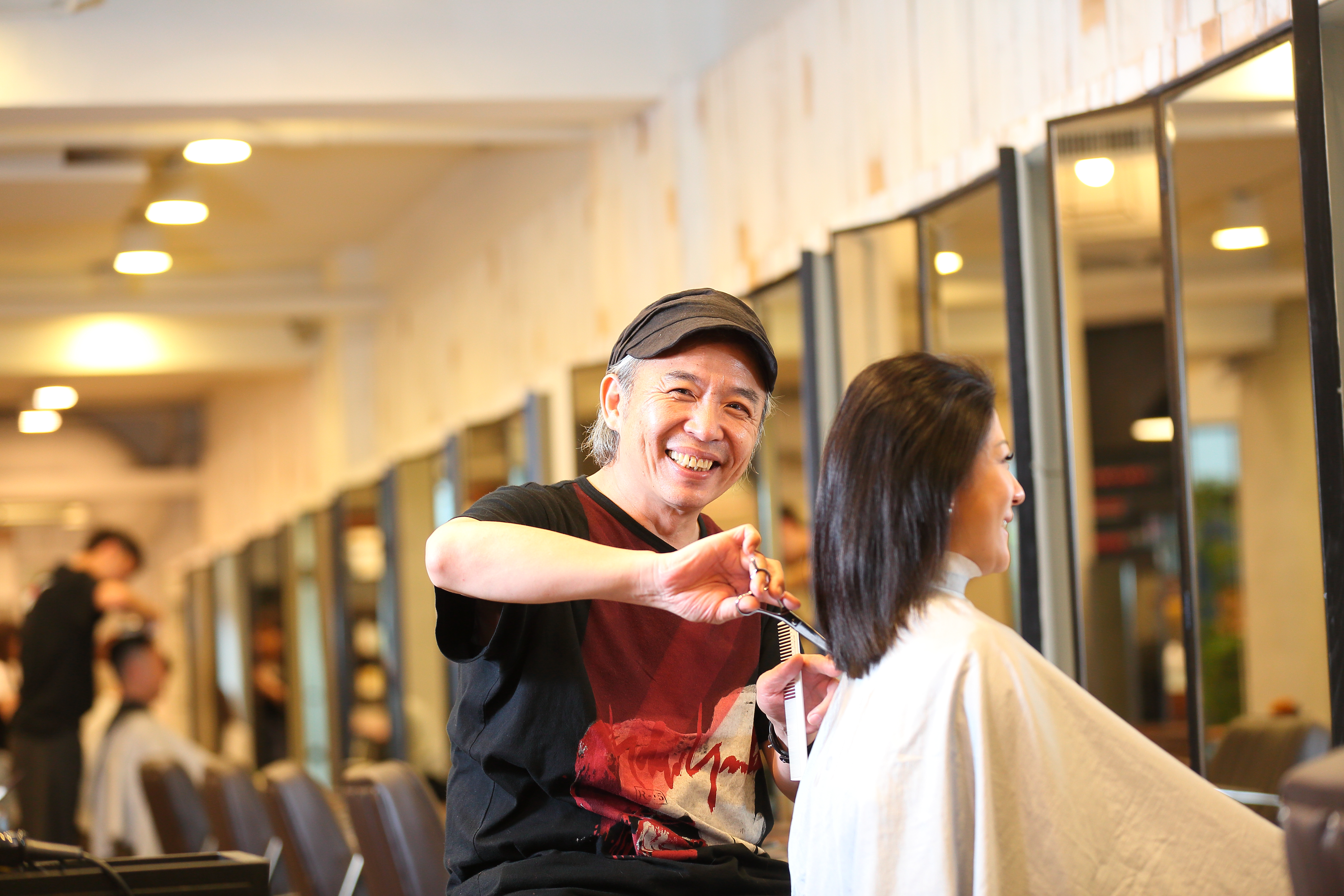 創業29年，美髮教父鄧泰華仍熱衷剪髮，戲稱自己不退休是臉皮厚。