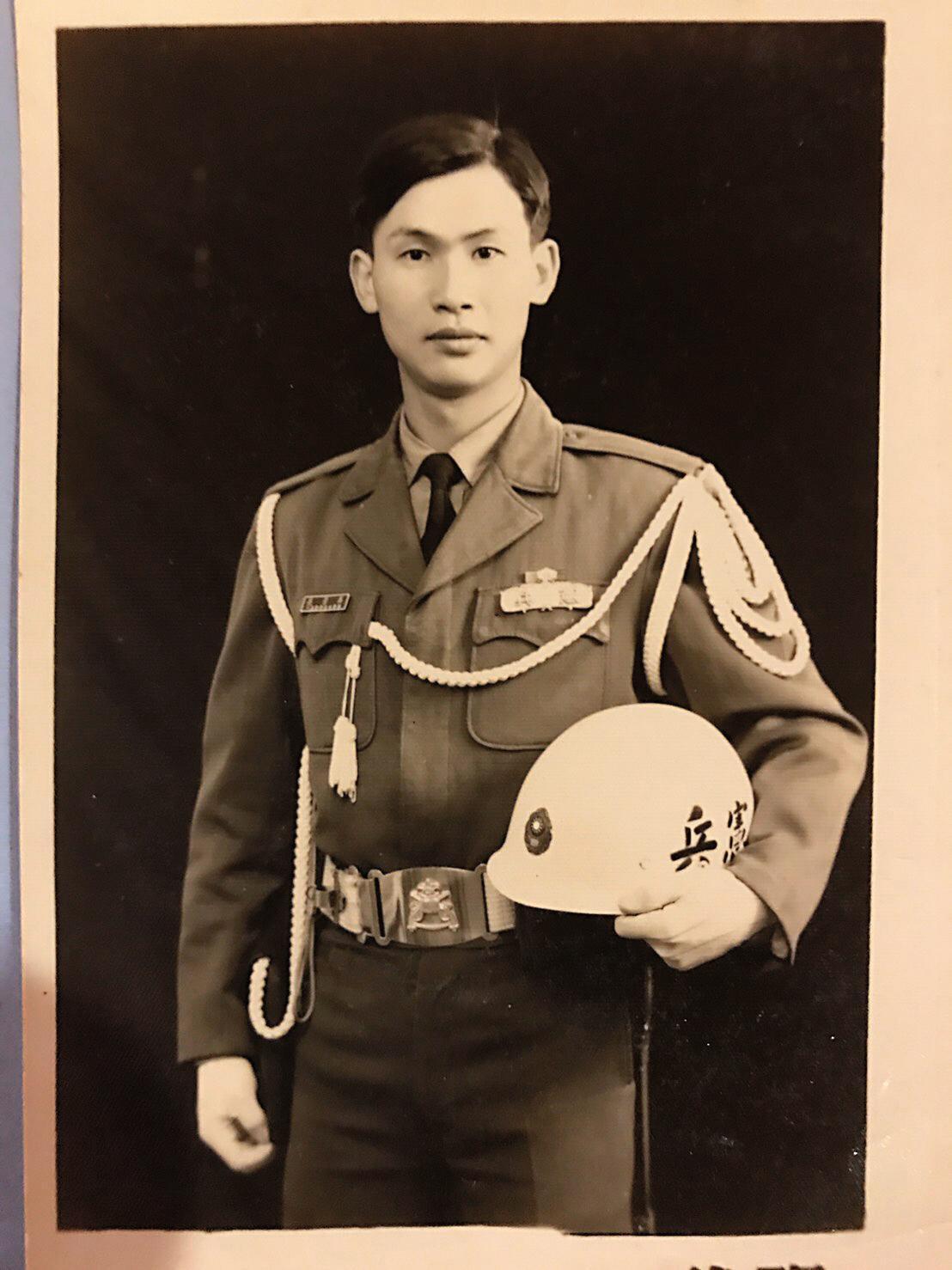 吳景亮退伍後先進入汽車材料行送貨,賺取創業資金。圖為當憲兵的吳景亮。(吳景亮提供)