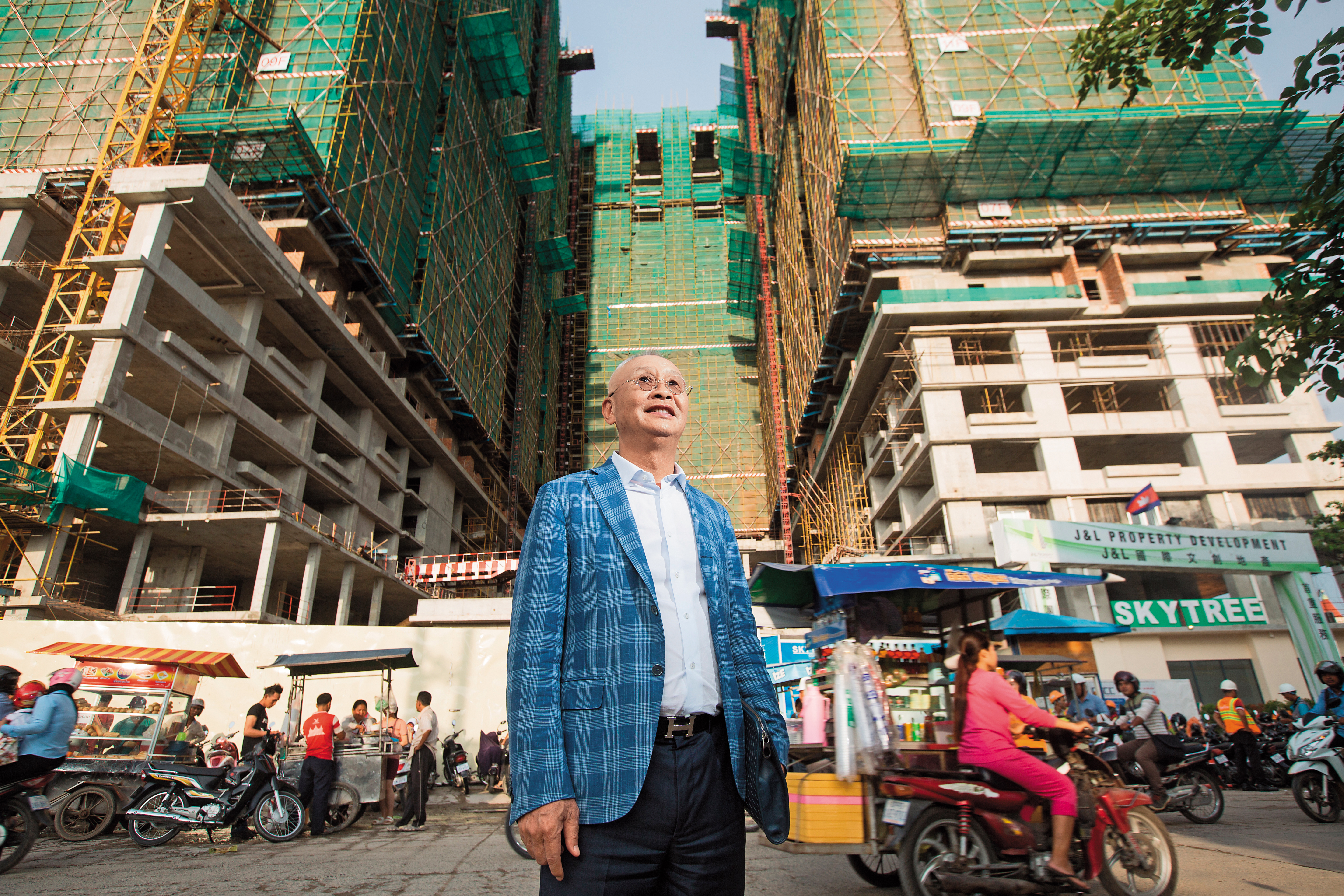 站在鞋廠舊址改建的建案基地「Sky Tree」前，吳景亮難掩自豪神情。