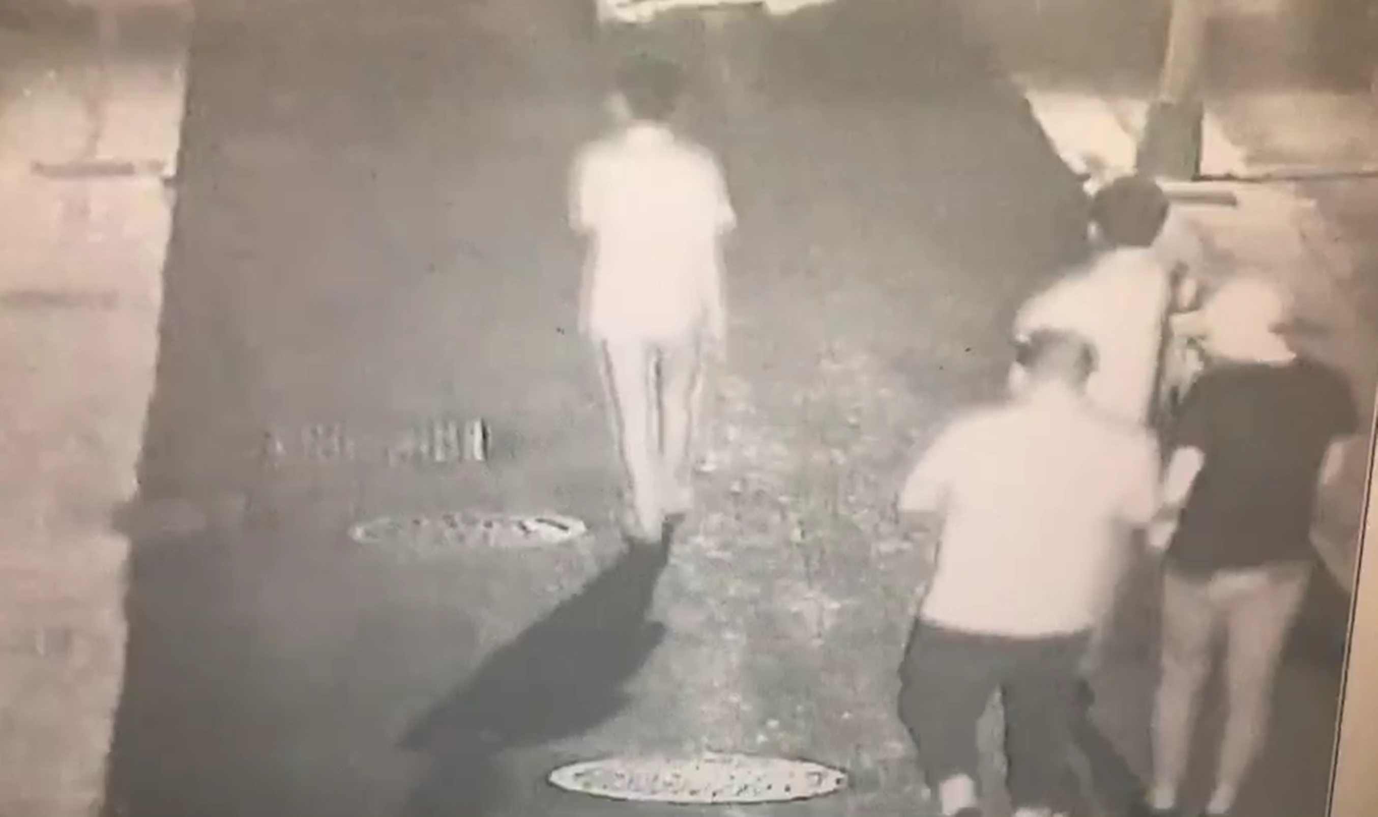 4名口罩惡煞朝鋼琴酒吧丟擲信號彈。（警方提供）