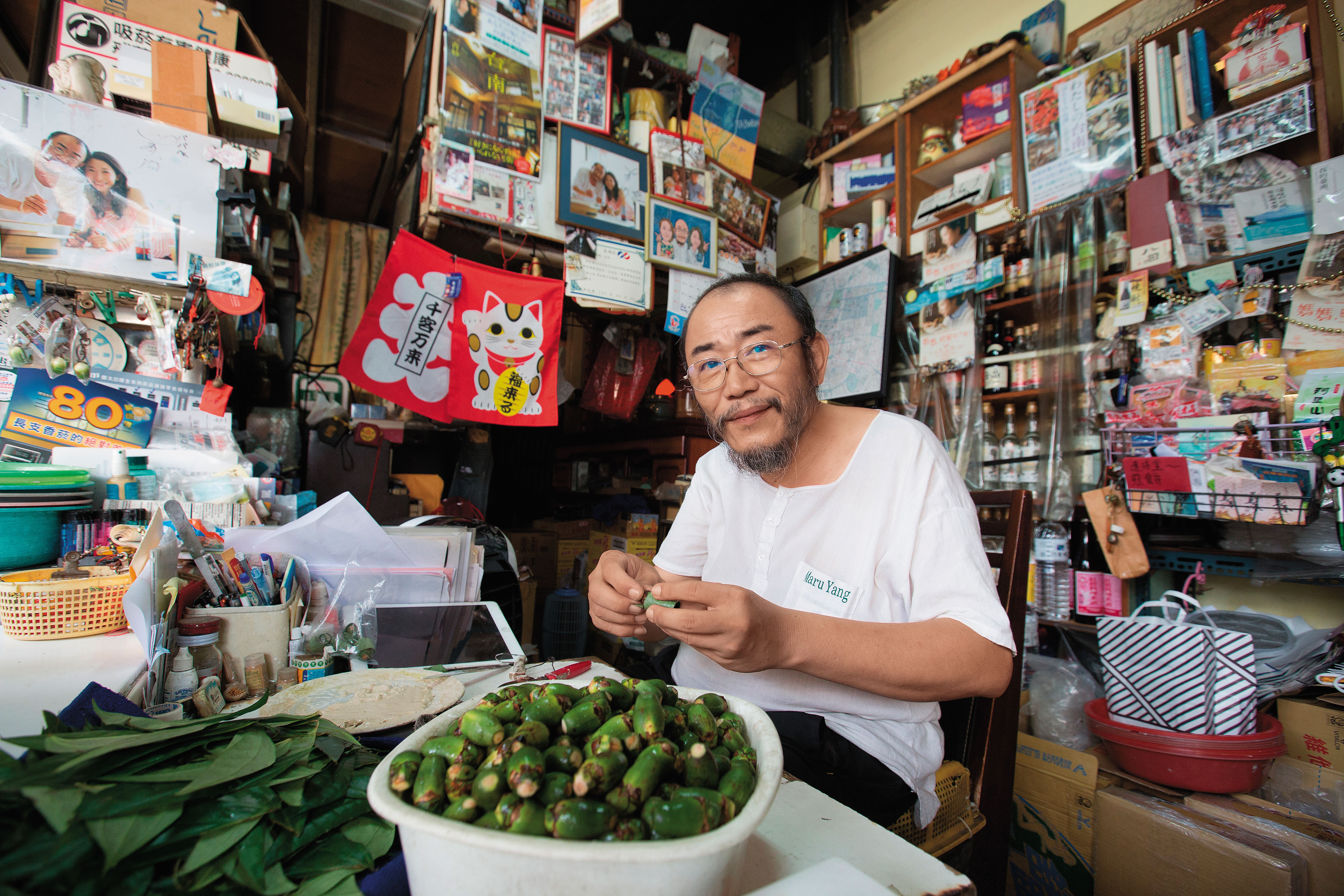 馬路楊檳榔會社老闆楊馬路自父親那代就賣檳榔，如今經營本業之外，小攤子也成為日本遊客來到府城的聚集地。
