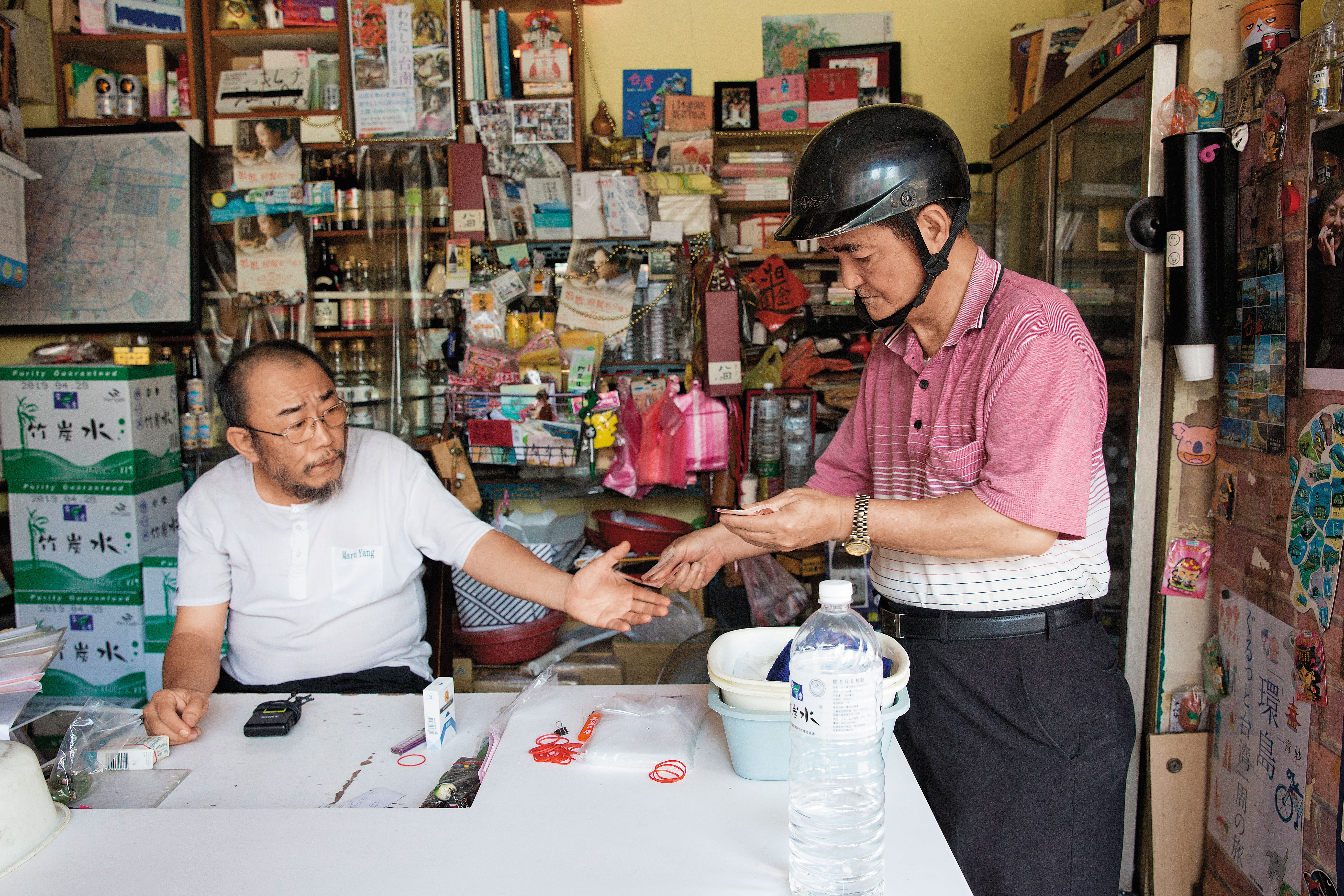 楊馬路(左)接手檳榔攤已20多年,對熟客的購買需求非常了解。