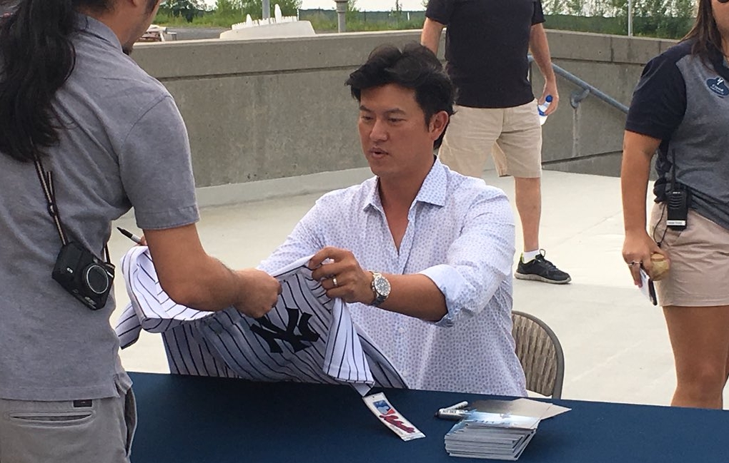 為宣傳記錄片《後勁：王建民》，王建民重回史坦頓島洋基隊開球和舉辦簽名會。（翻攝自Nick Lardieri Twitter）