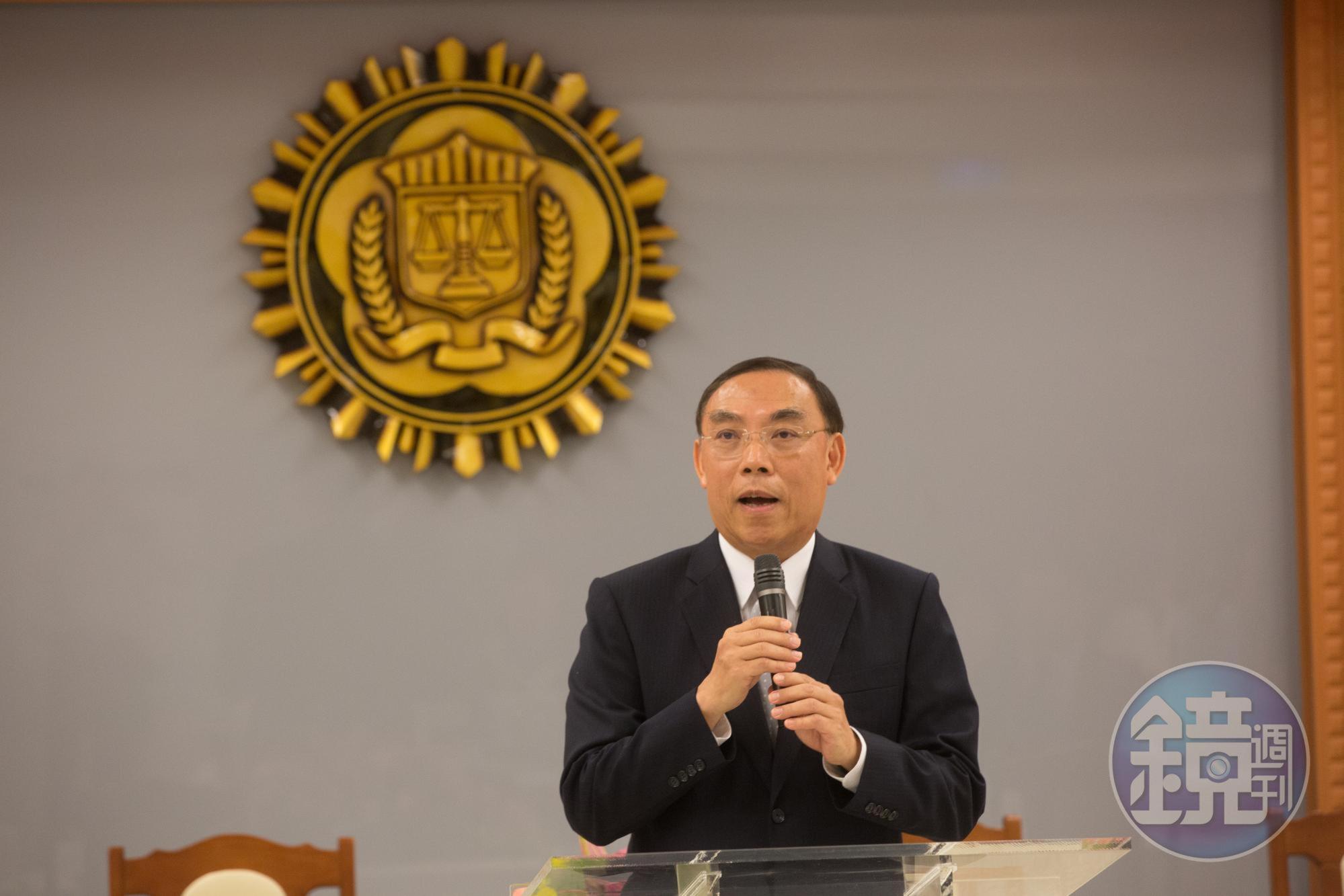法務部今召開檢察官人事審議委員會，一度傳出率警察闖入幼兒園的檢察官林俊佑將調往澎湖，法務部長蔡清祥（圖）表示：「這樣的檢察官不管調到哪，大家都不歡迎。」
