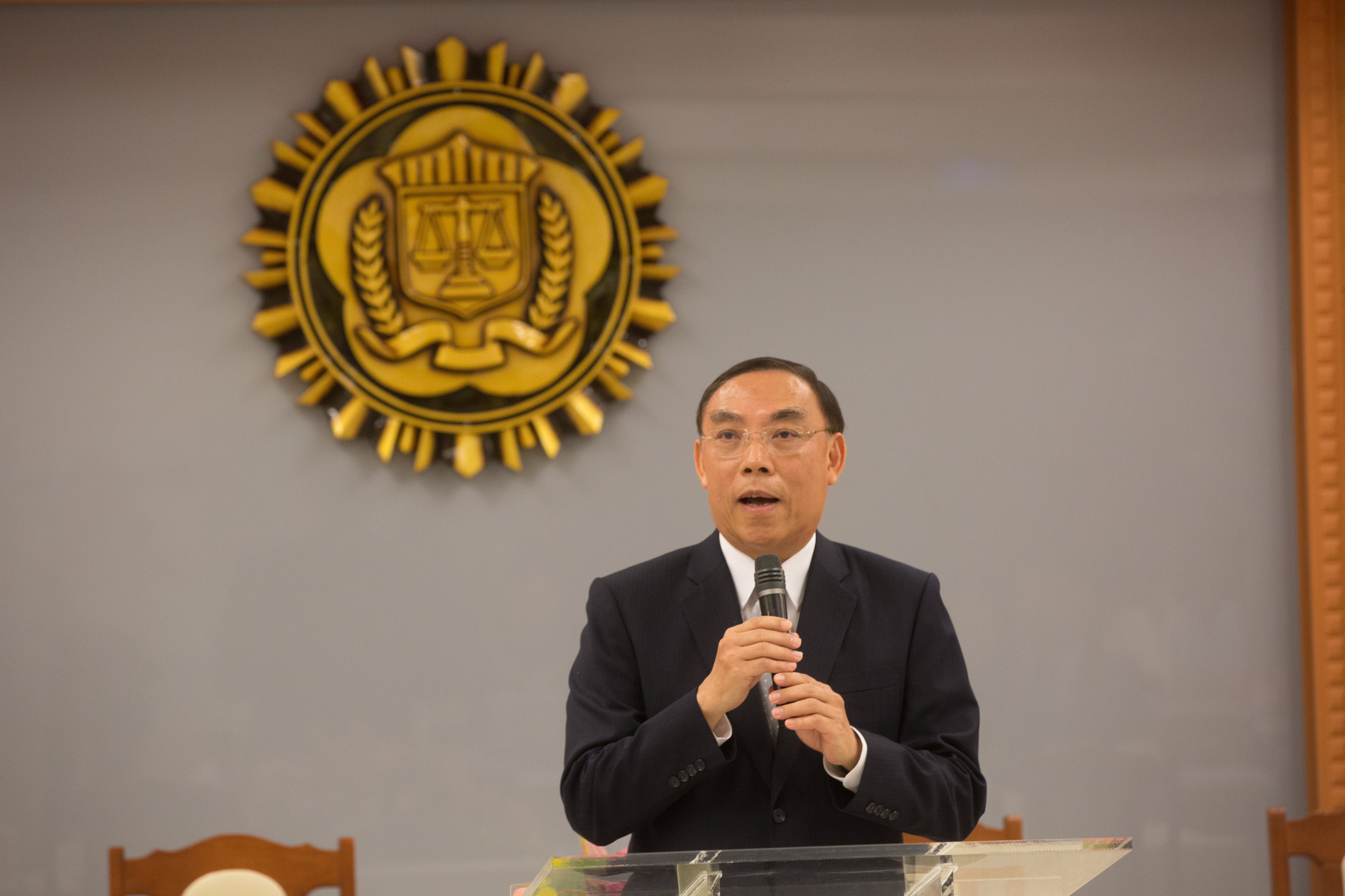 法務部今召開檢察官人事審議委員會，一度傳出率警察闖入幼兒園的檢察官林俊佑將調往澎湖，法務部長蔡清祥（圖）表示：「這樣的檢察官不管調到哪，大家都不歡迎。」