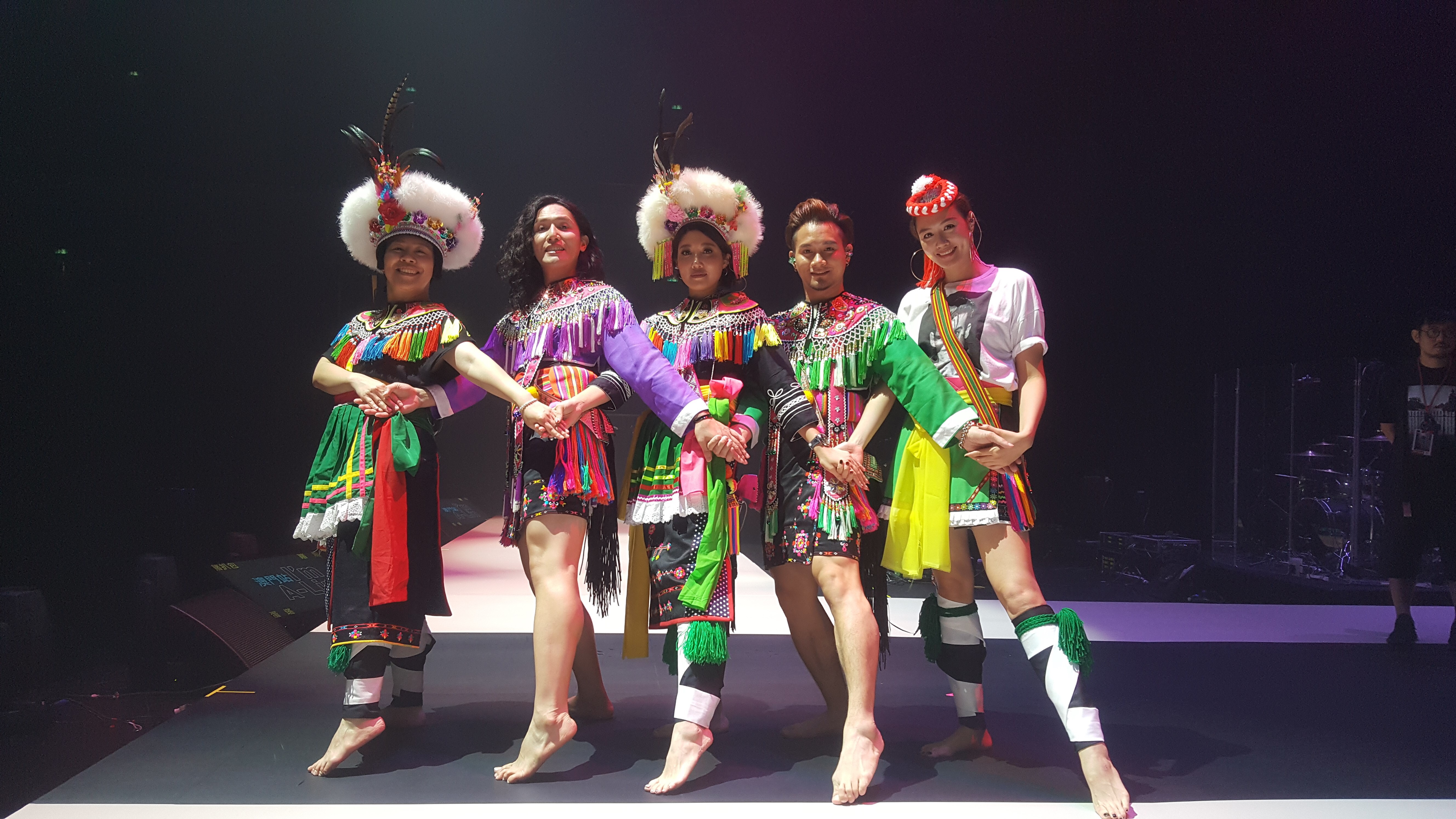 澳門開唱前一天，A-Lin心血來潮換上阿美族傳統服飾彩排。（索尼提供）