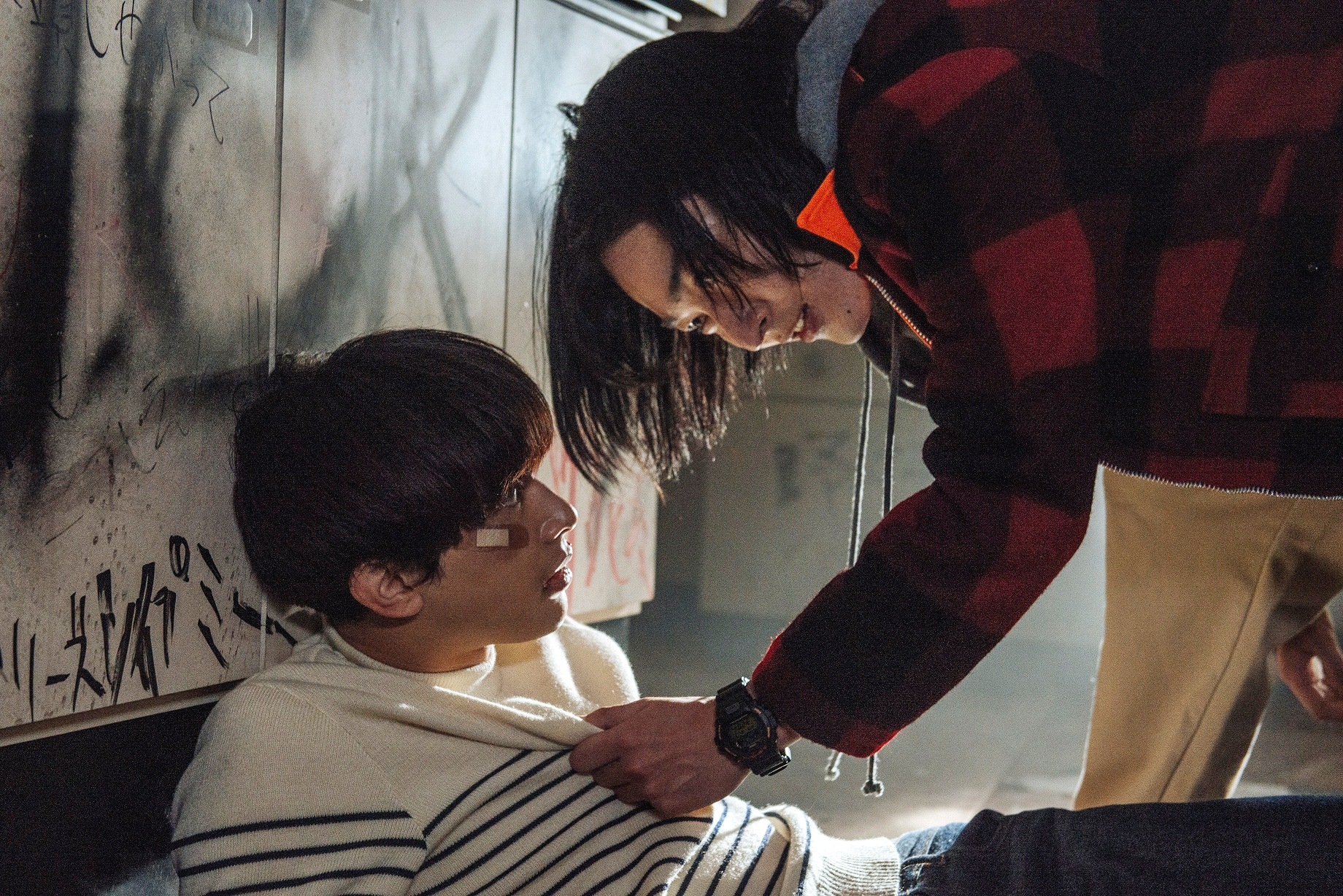  吉澤亮（左）飾演被前男友霸凌的同性戀少年。（蜜蜂工房提供）