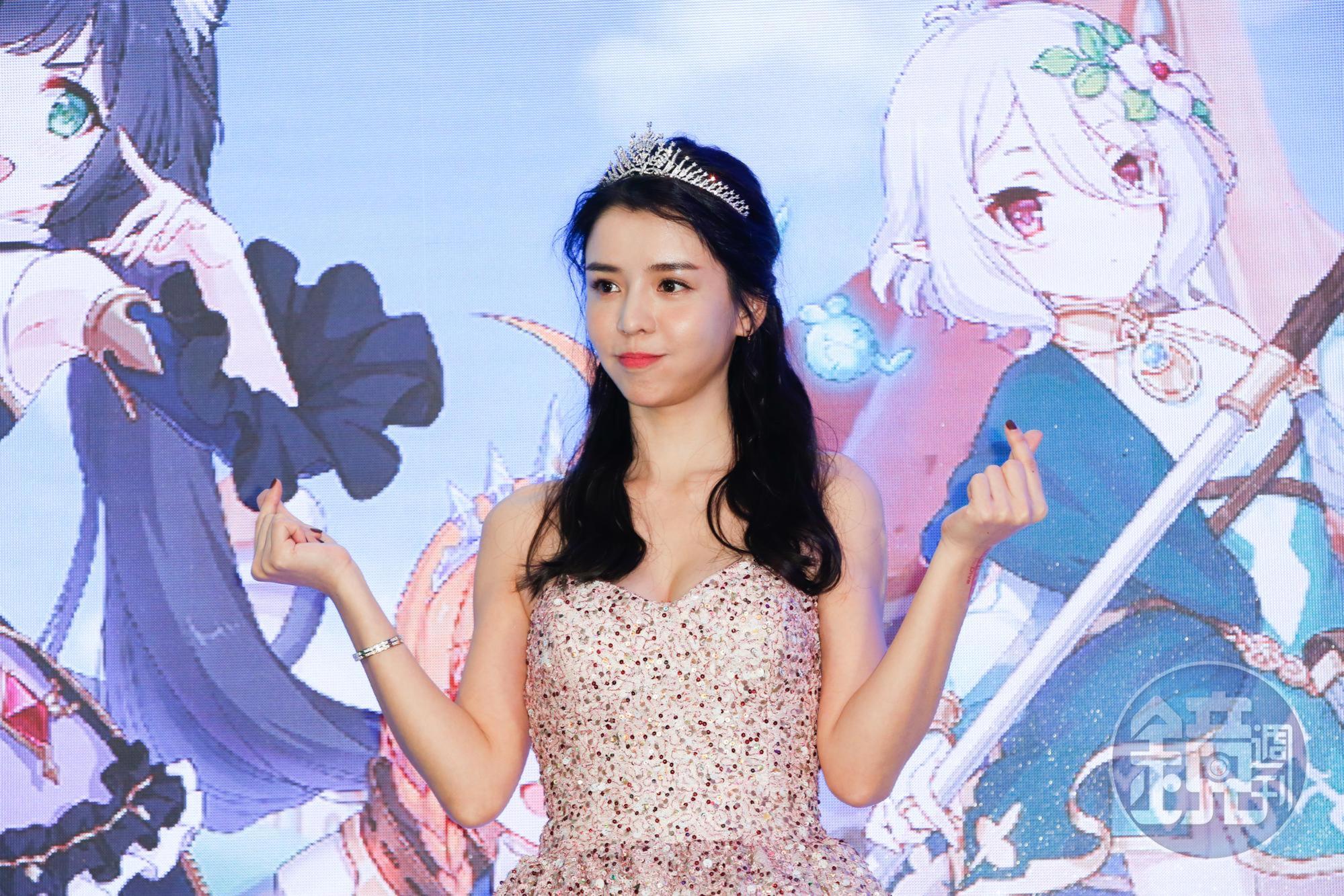 李毓芬今天化身公主出席手遊活動，一襲粉紅色平口洋裝露出性感香肩。