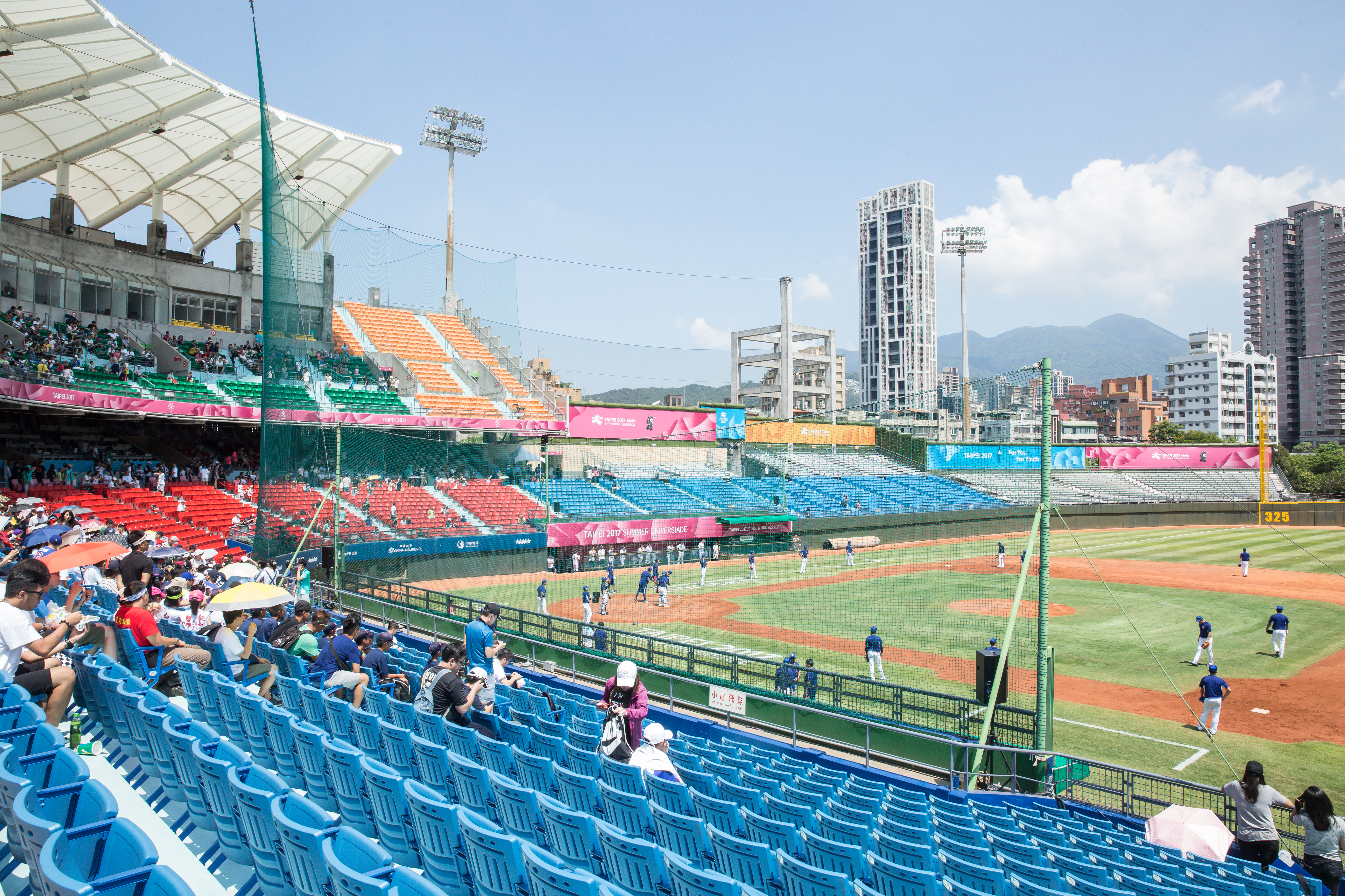 天母棒球場由台北市立大學管理，由於學生宿舍床位不足，北市大規劃收回看台下方的里民活動中心，引來市議員質疑可行性。