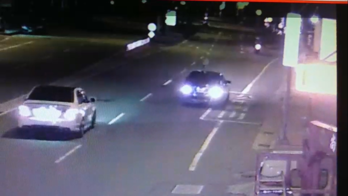 許男找不到債主，竟從車窗開槍洩憤。（翻攝畫面）