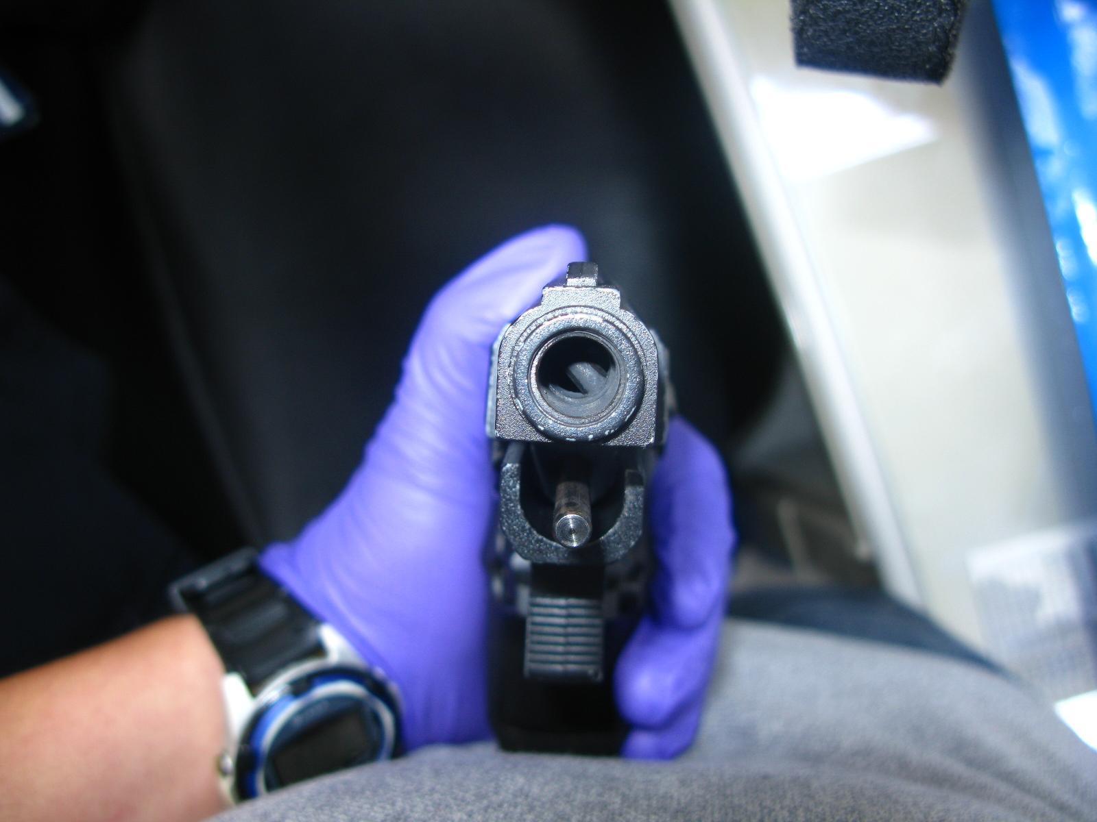 許男持玩具槍連開18發,最終被警方函送法辦。(翻攝畫面)
