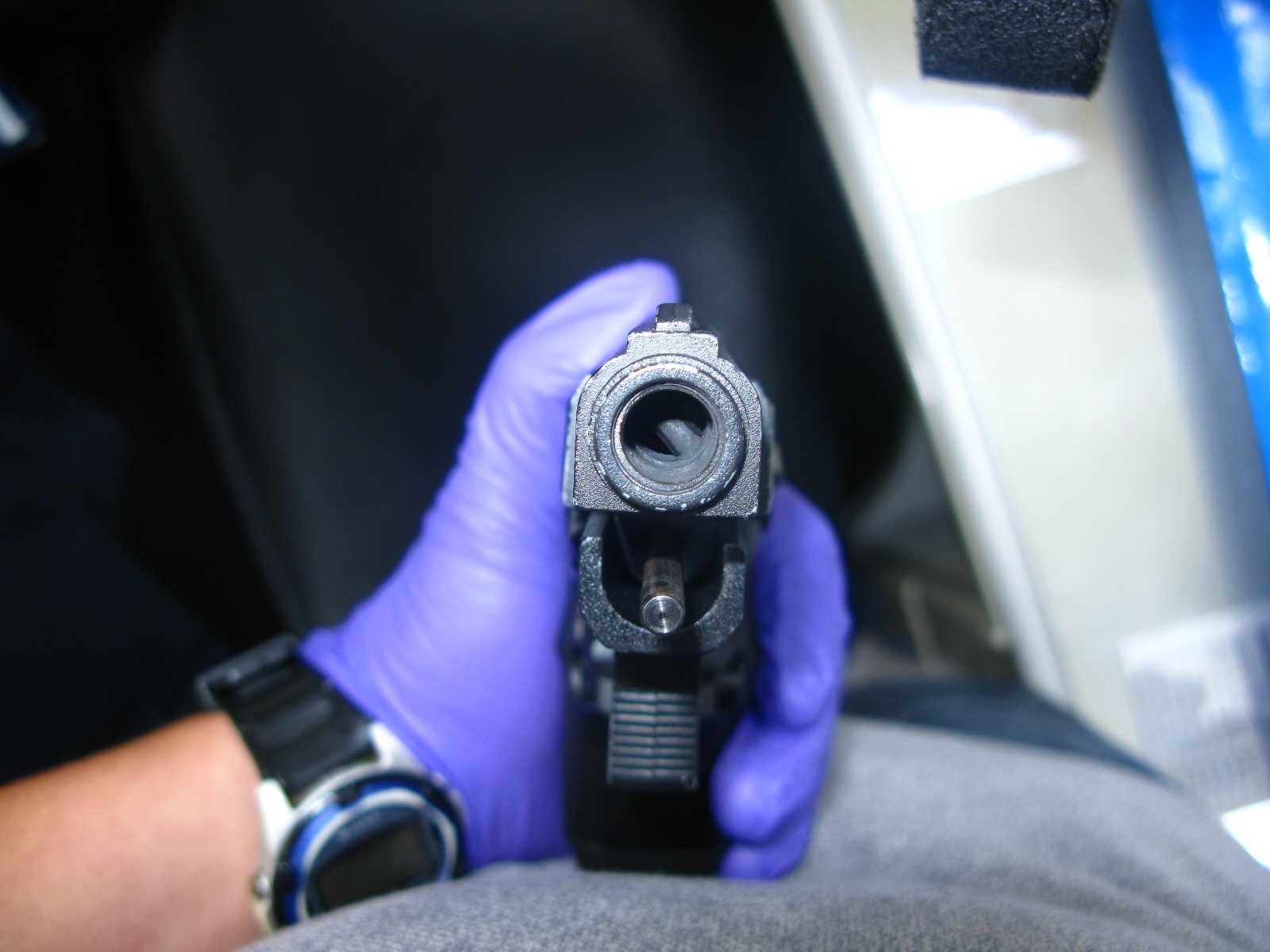 許男持玩具槍連開18發,最終被警方函送法辦。(翻攝畫面)