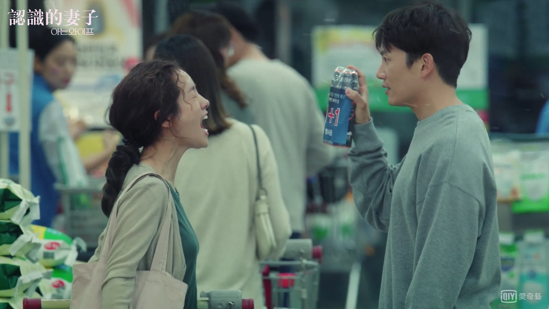 韓志旼（左）在《認識的妻子》有不少咆哮丈夫池晟的片段，她準備了許多「播出不宜」的罵人字句。（愛奇藝台灣站提供）