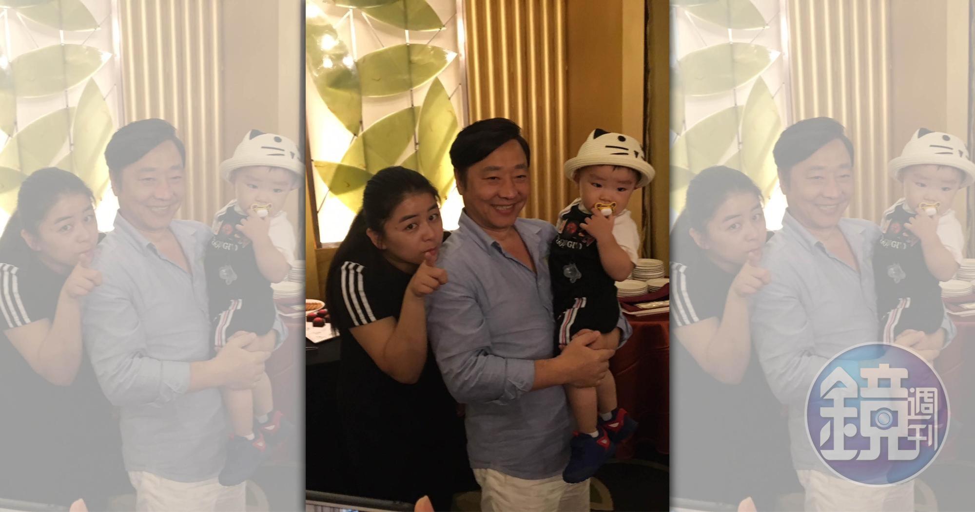 製作人甯宜文與江佩珍(左1)帶著1歲4個月的兒子「小太陽」出席記者會。(郭曉芸攝)