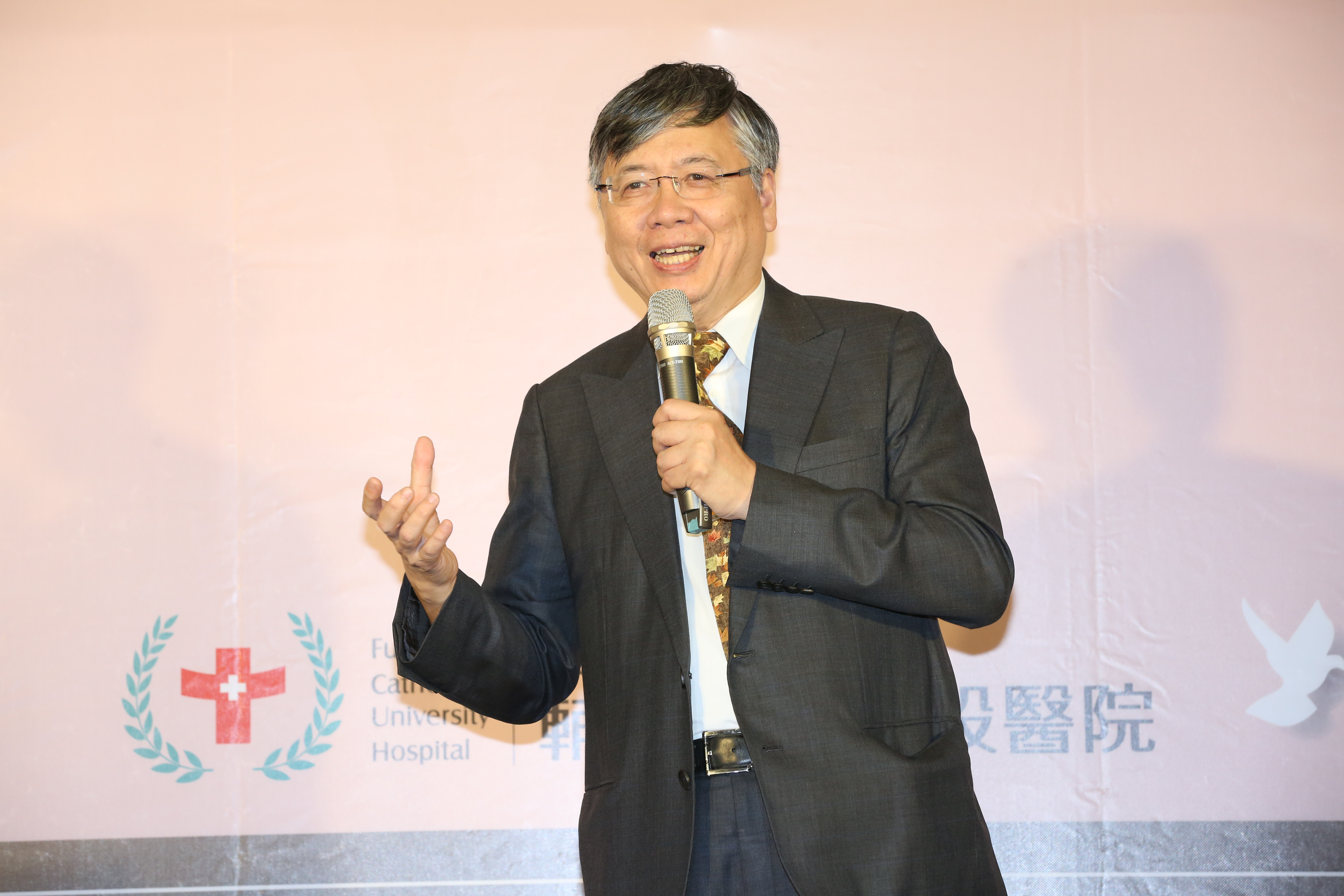 輔大校長江漢聲被控以人頭經營輔大診所、附設醫院興建案由親戚的建築師事務所承攬。