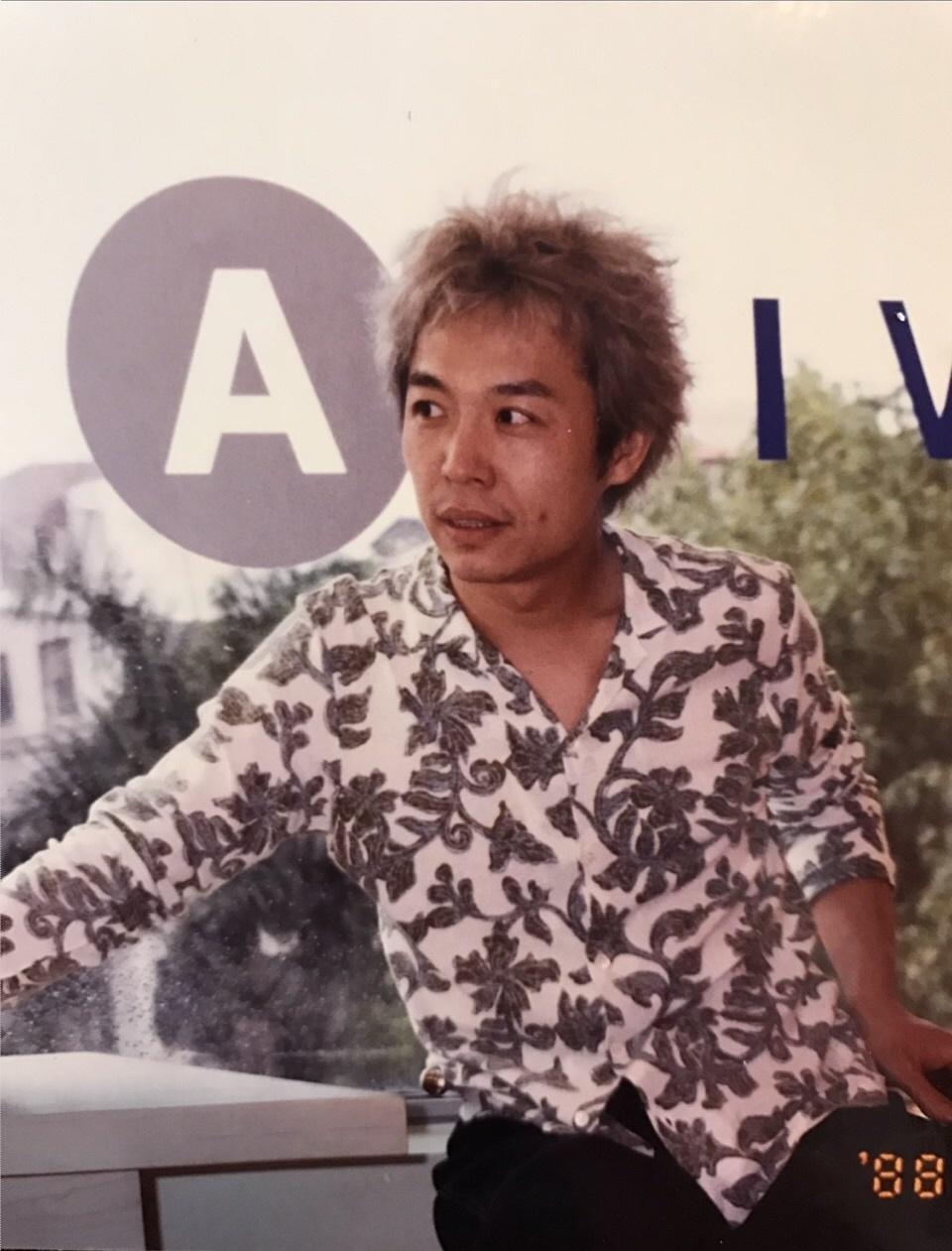 1989年,鄧泰華創辦斐瑟,為了拚事業,客人越接越多,剪得也越來越快。(斐瑟提供)