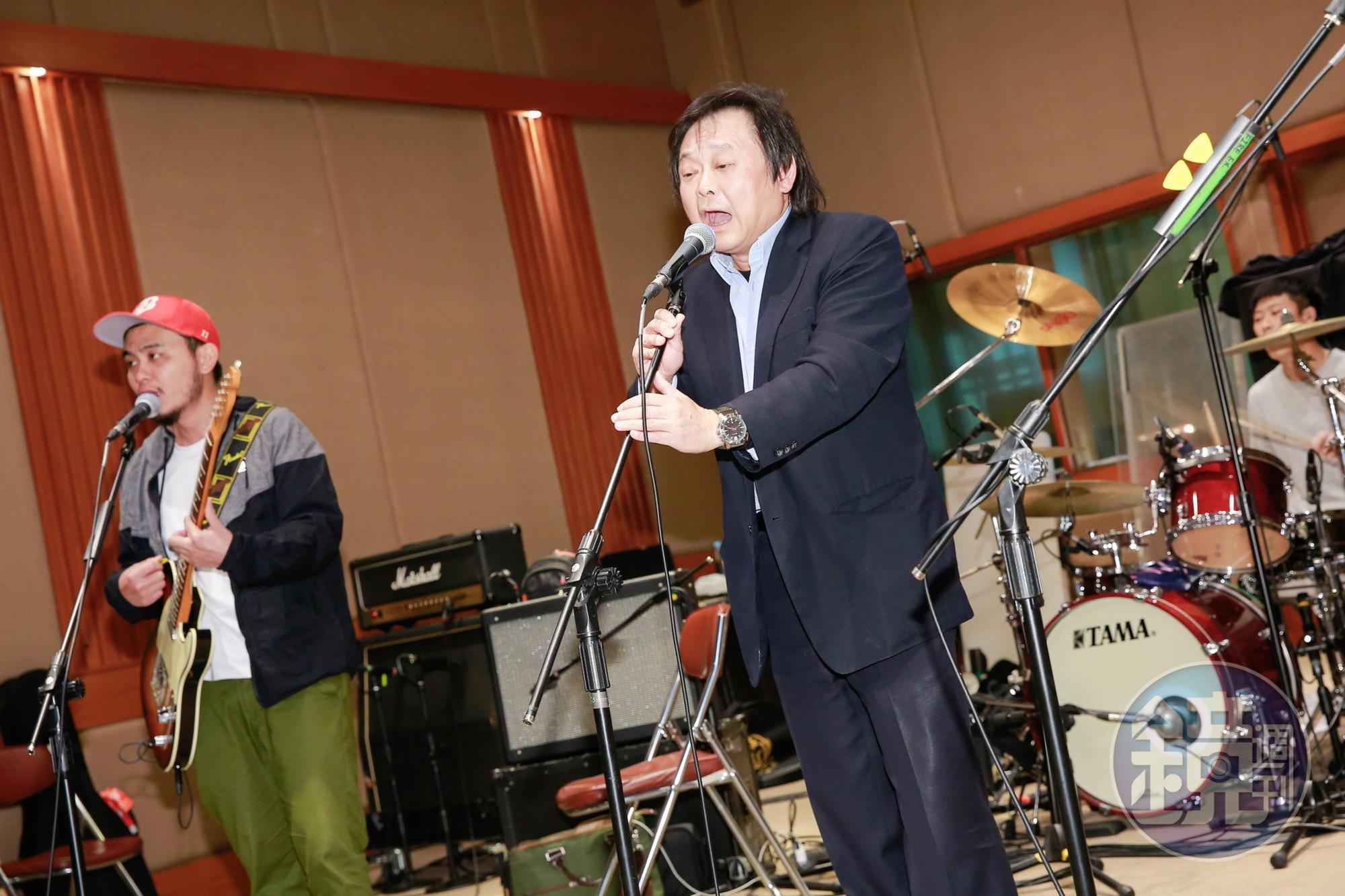 台北市議員王世堅受訪時又下賭注,稱「如果年底柯文哲落選,我就剃光頭慶祝。」