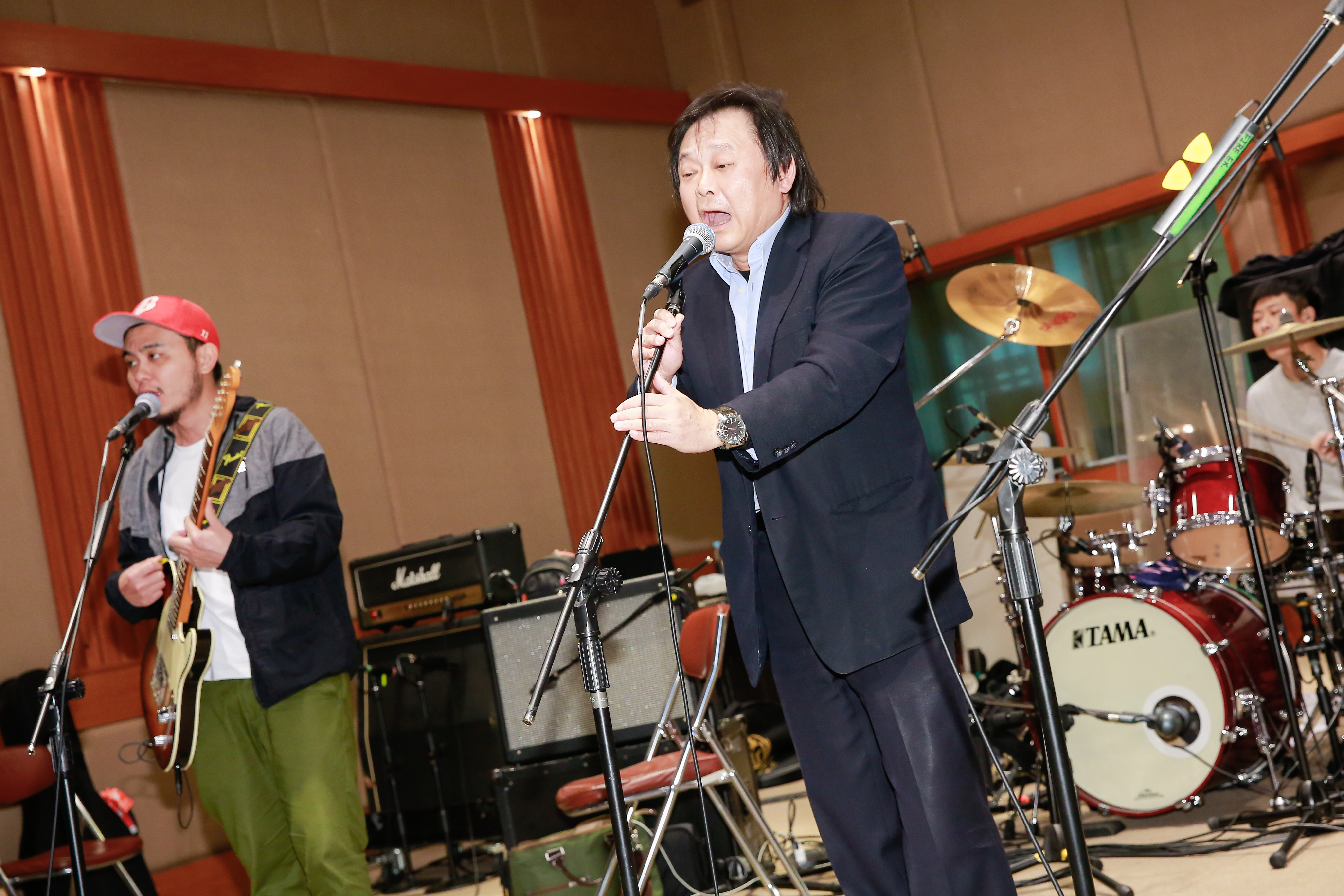 台北市議員王世堅受訪時又下賭注，稱「如果年底柯文哲落選，我就剃光頭慶祝。」  