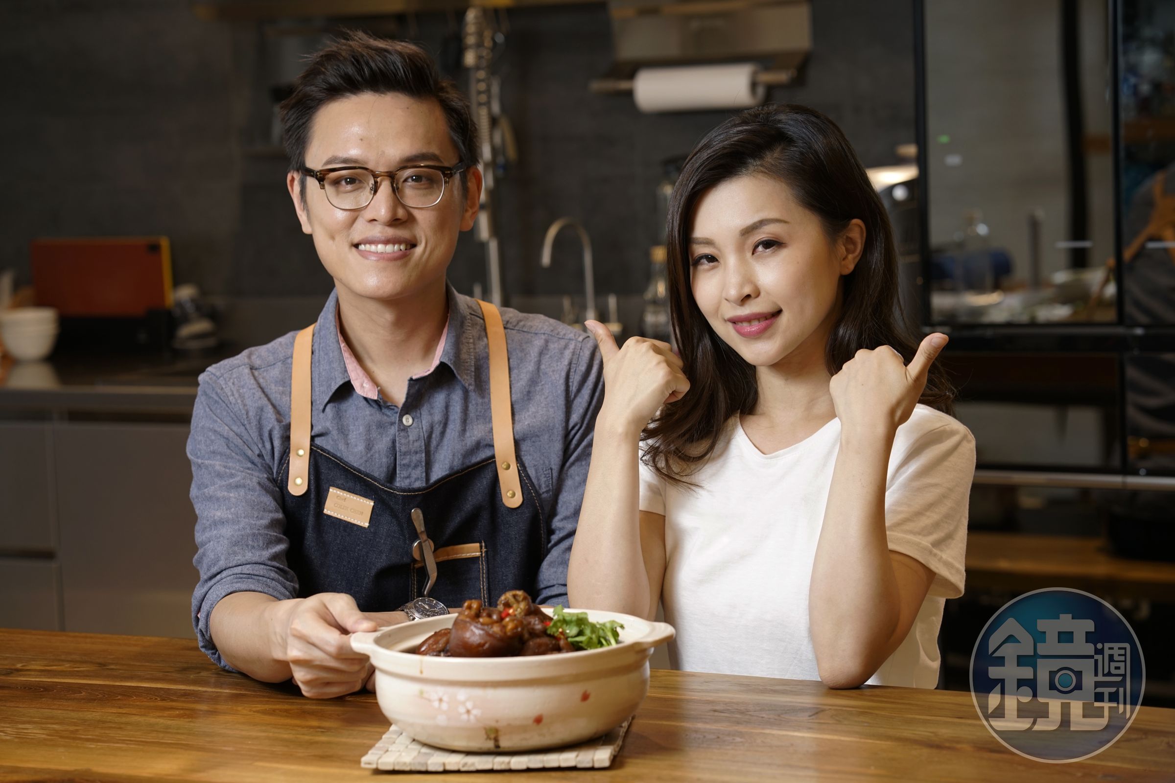 暖心主廚Colin老師，傳授如何簡單做出道地古早味滷豬腳的秘訣，讓倪安首次挑戰就完美成功。