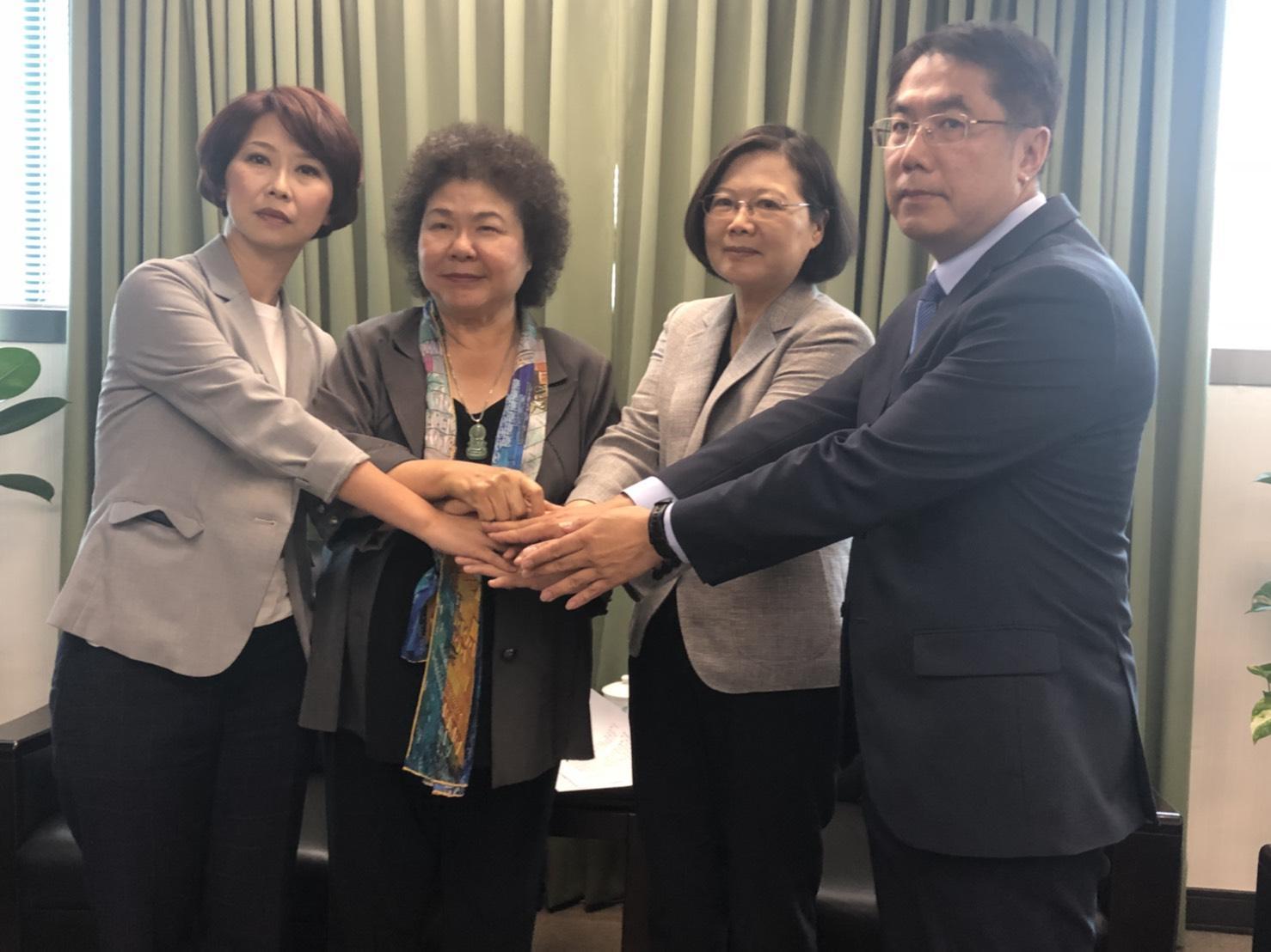 民進黨主席蔡英文（右2）、中常委陳菊（左2）昨召集民進黨台南市長參選人黃偉哲（右1）與立委陳亭妃（左1），促成2人和解。（民進黨提供）