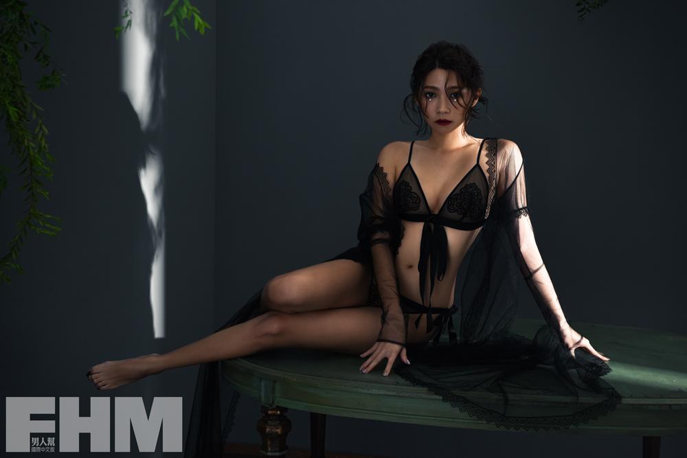 曾智希穿著性感內衣,展現不同與以往清純可愛的風情。(FHM男人幫提供)