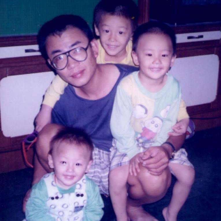 楊馬路與三個孩子年幼時，當時前妻尚未帶小兒子離家。（楊馬路提供）